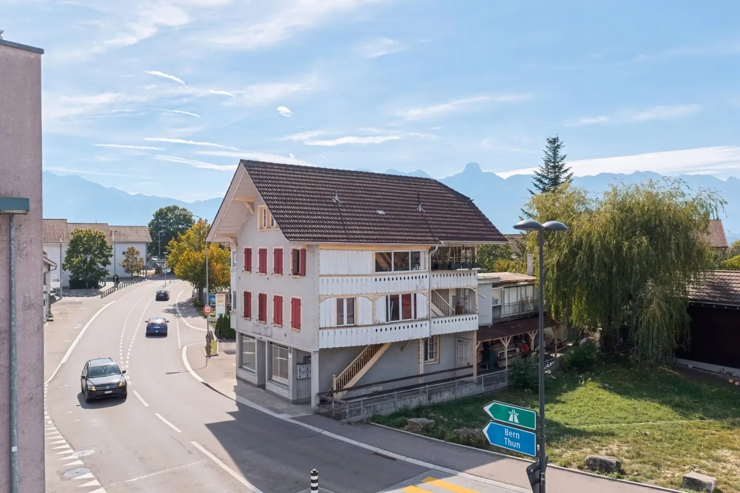 Due edifici residenziali e commerciali con 5 appartamenti - Unterdorfstrasse 36 + 38, Steffisburg - Foto 2 di 14