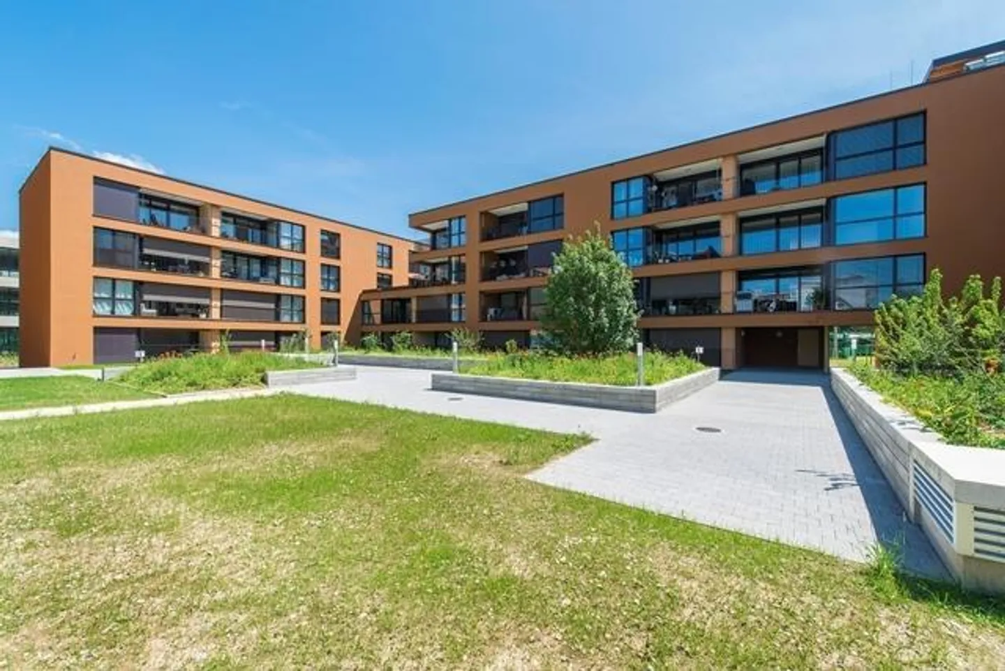 Appartement spacieux de 2,5 pièces avec loggia - Photo 1 sur 6