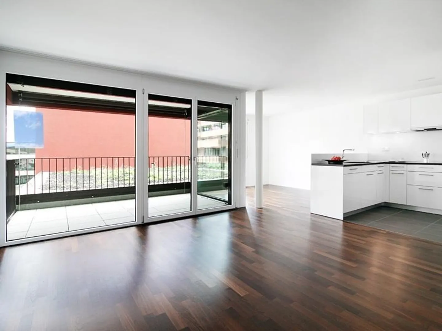 Appartement spacieux de 2,5 pièces avec loggia - Photo 3 sur 6
