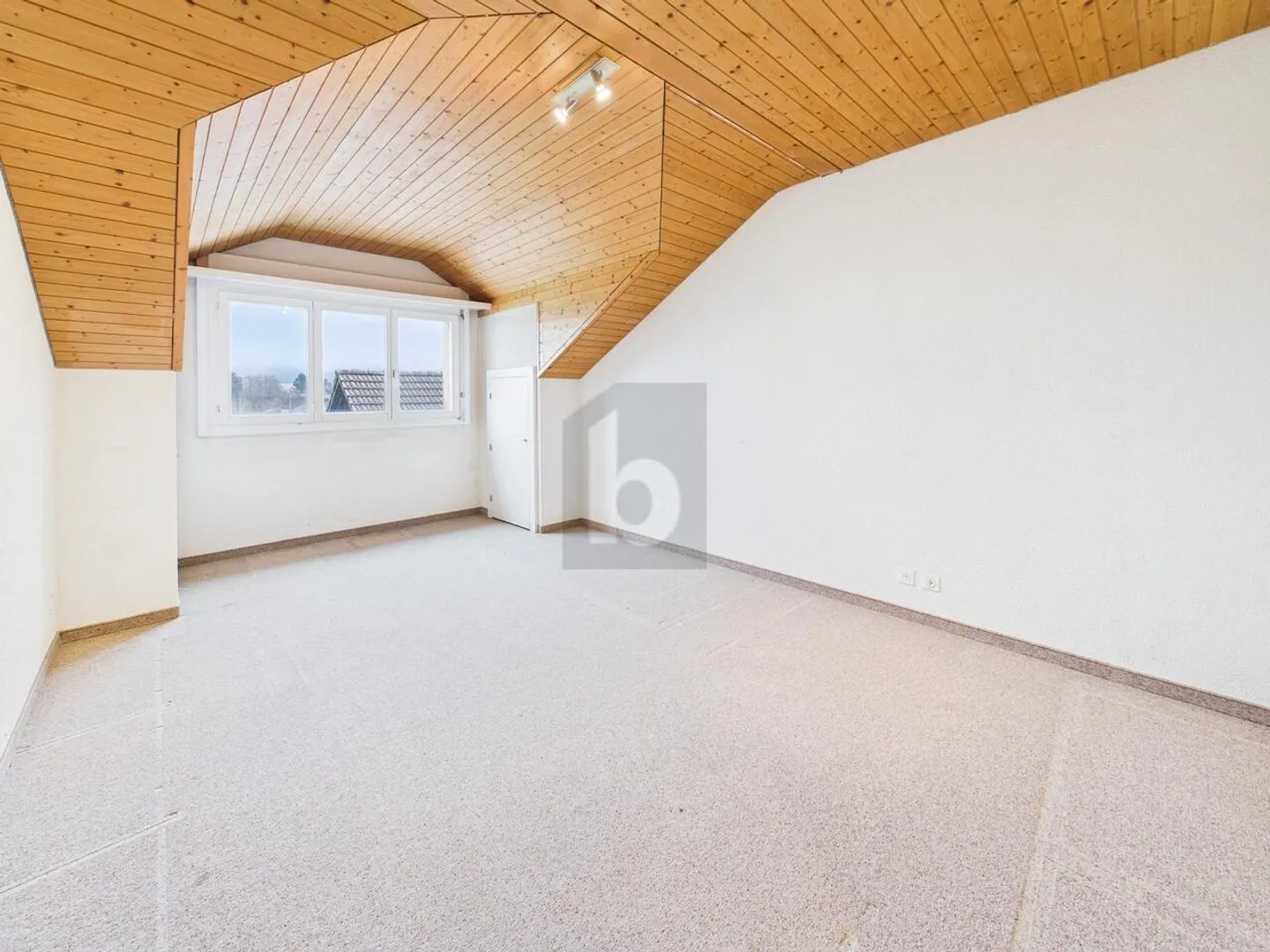 Charming Attic Apartment in Matten - Photo 3 of 6