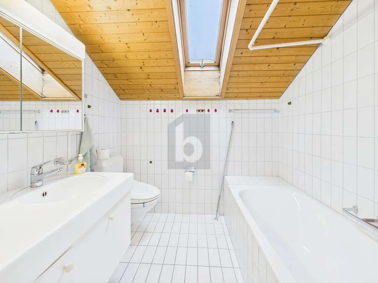 Charming Attic Apartment in Matten - Photo 5 of 6