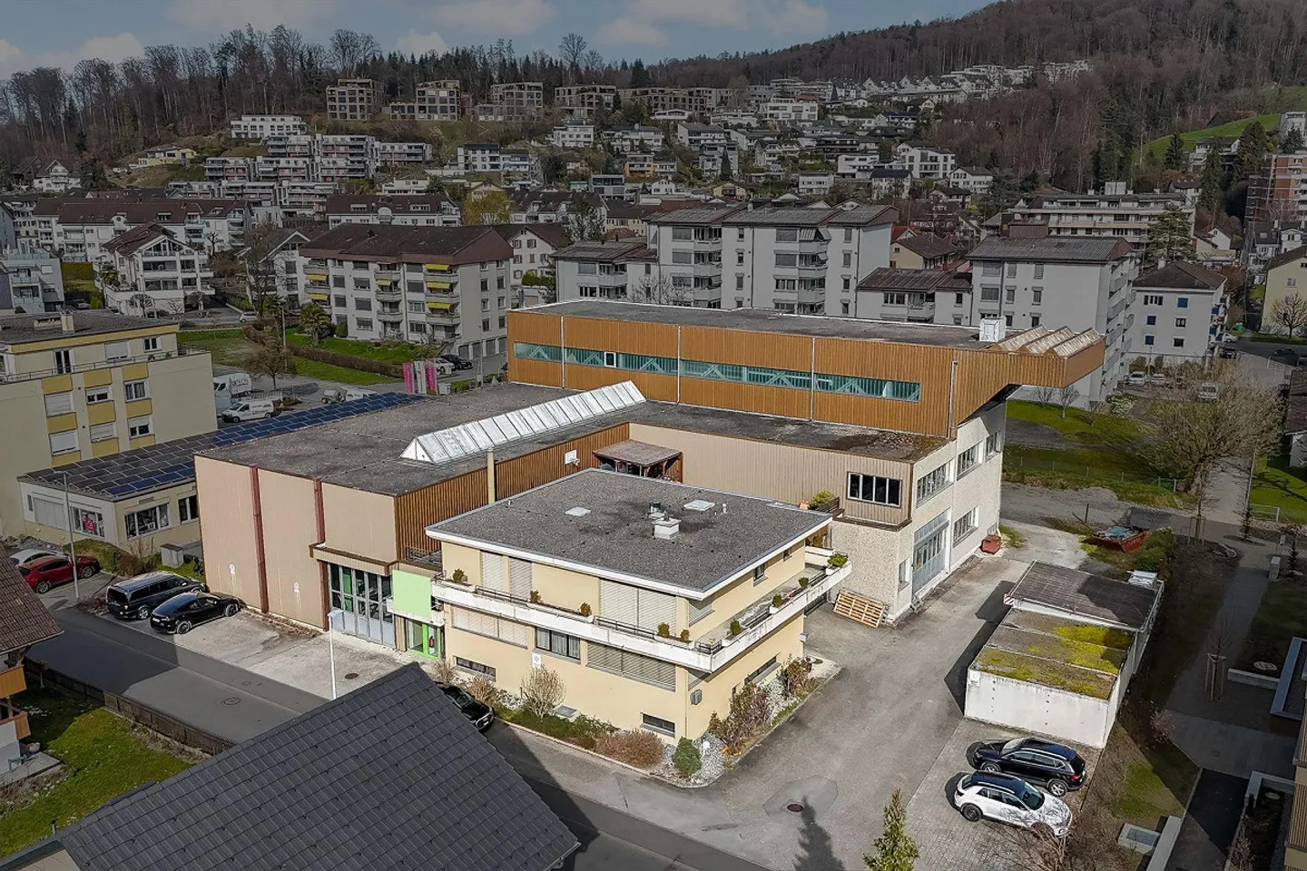 Hall Commercial au Rez-de-Chaussée à Louer - Photo 2 sur 10