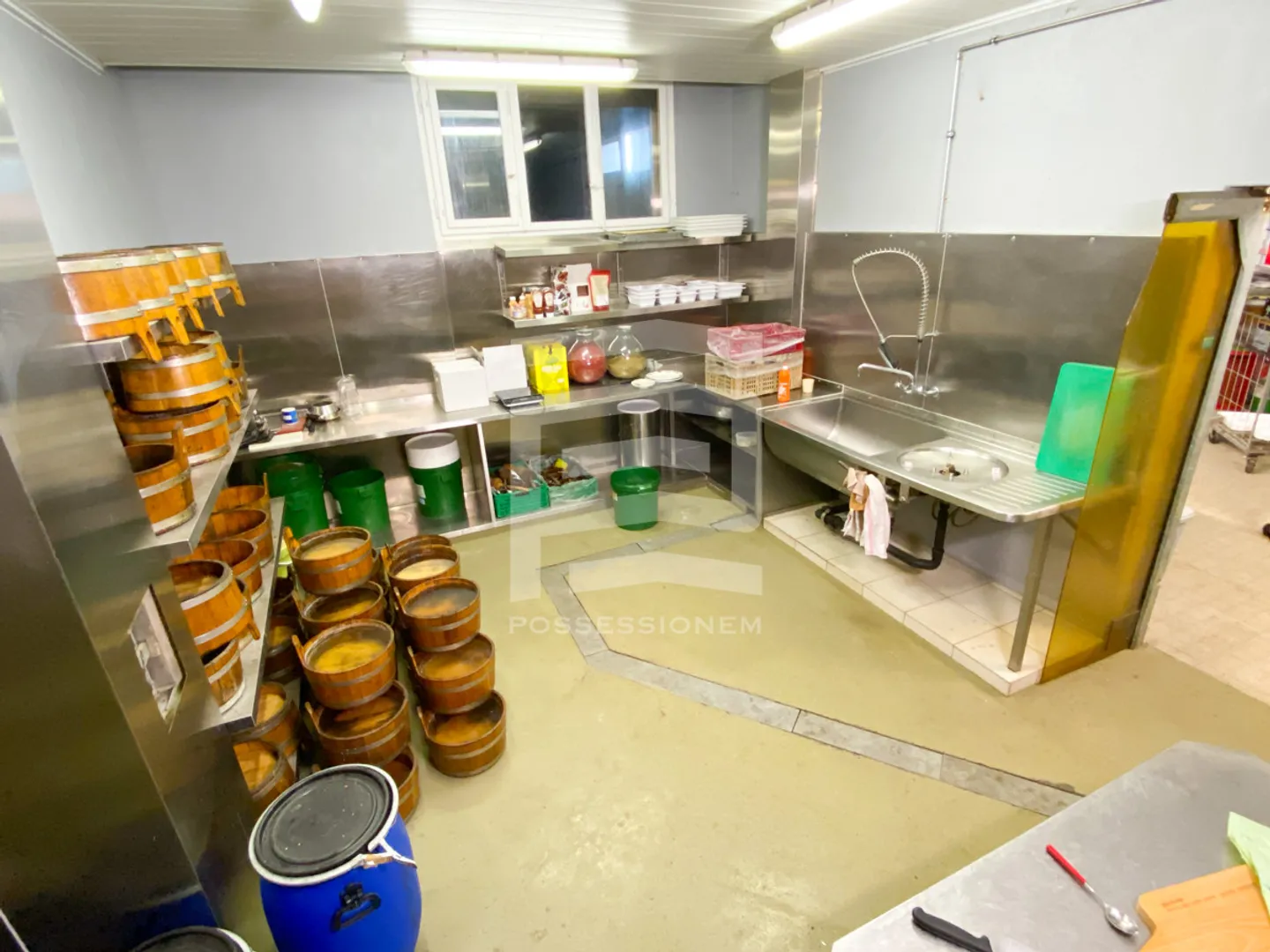Espace de stockage spacieux avec chambre froide et zone de traitement dans un emplacement central - Photo 3 sur 8