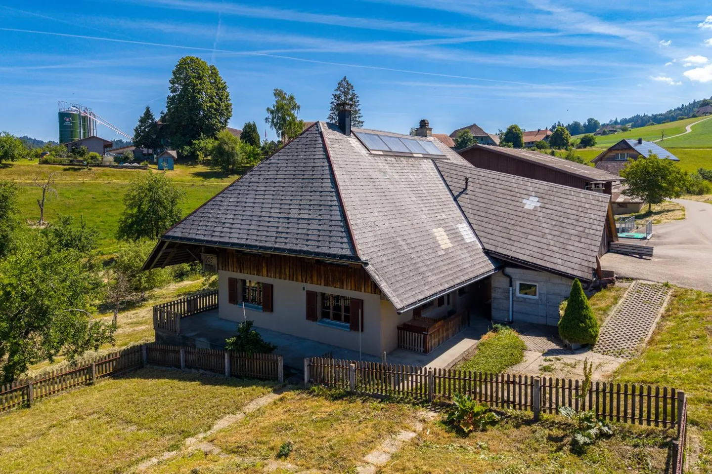 Two-family house with plenty of outdoor space by the idyllic stream in Sumiswald - Photo 1 of 9