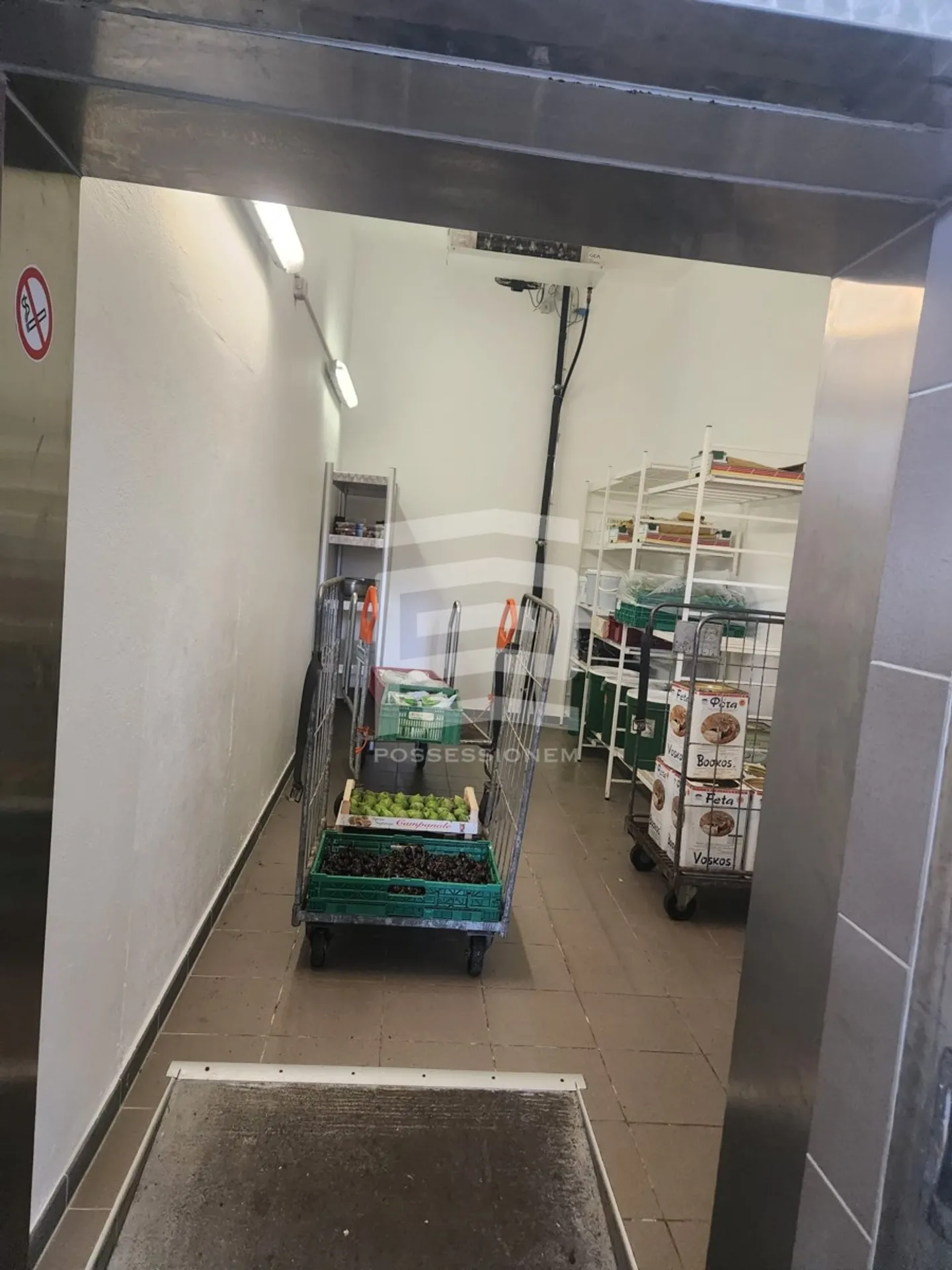 Espace de stockage spacieux avec chambre froide et zone de traitement dans un emplacement central - Photo 4 sur 8
