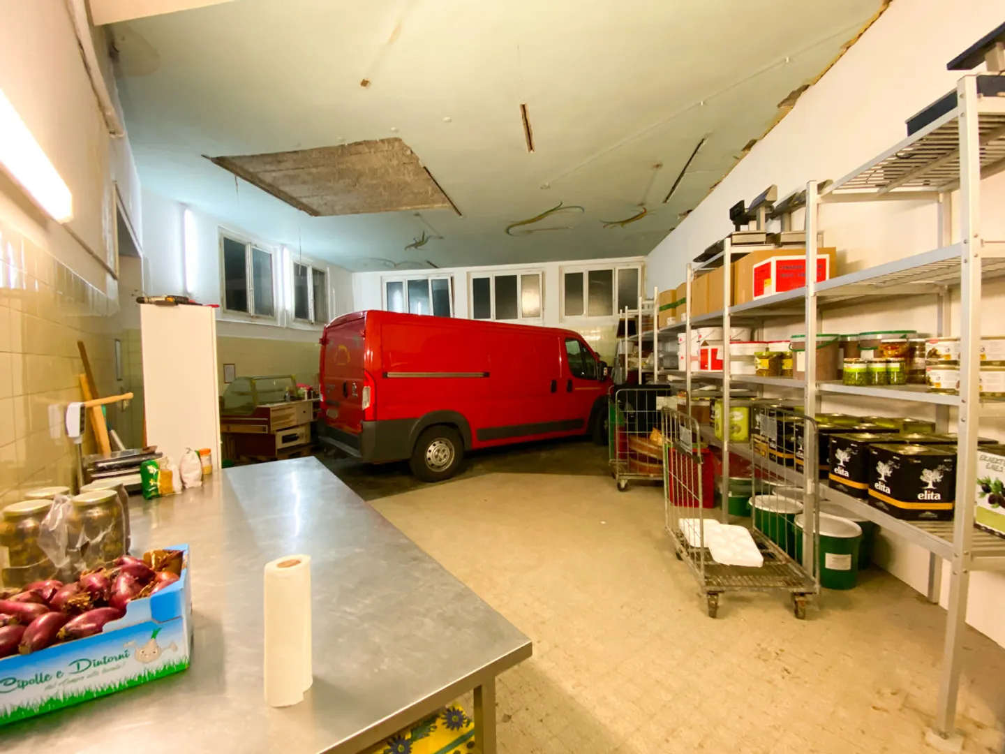 Espace de stockage spacieux avec chambre froide et zone de traitement dans un emplacement central - Photo 1 sur 8