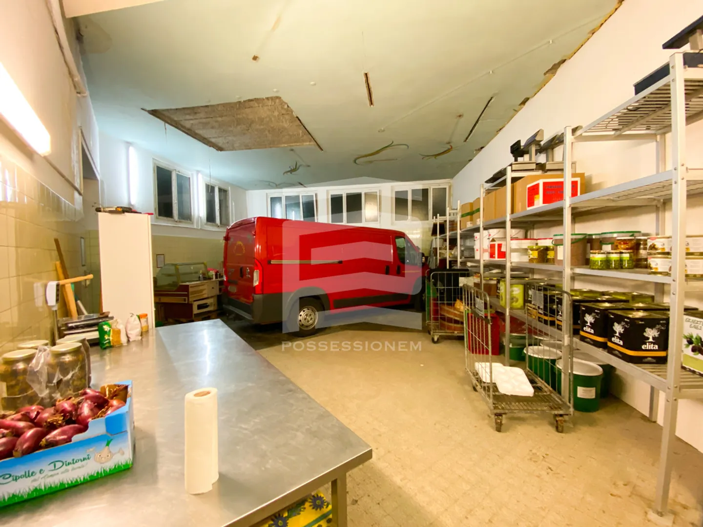 Espace de stockage spacieux avec chambre froide et zone de traitement dans un emplacement central - Photo 2 sur 8