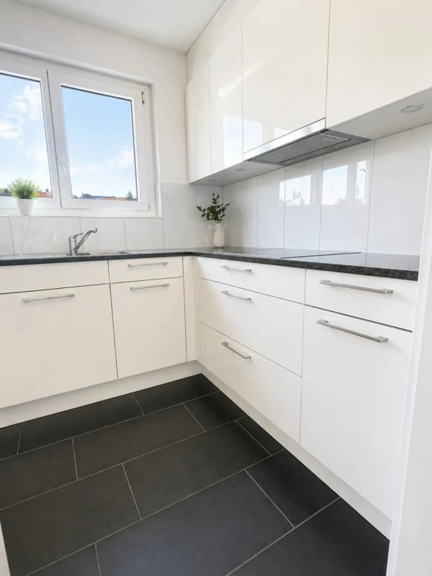 Attractive 4.5-room apartment in a family-friendly neighborhood - Photo 2 of 6