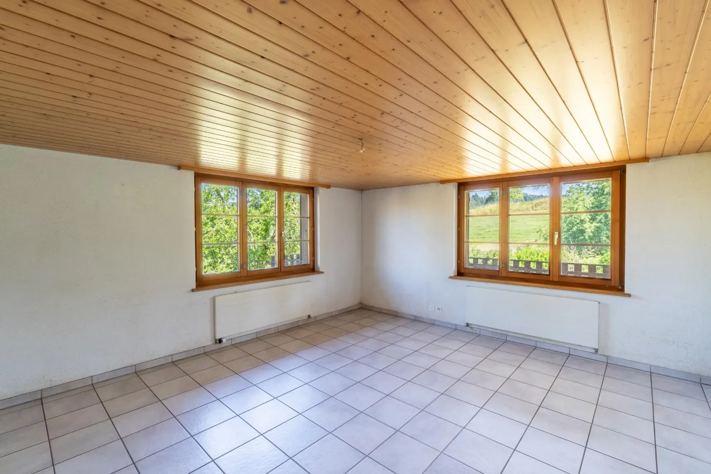 Two-family house with plenty of outdoor space by the idyllic stream in Sumiswald - Photo 3 of 9