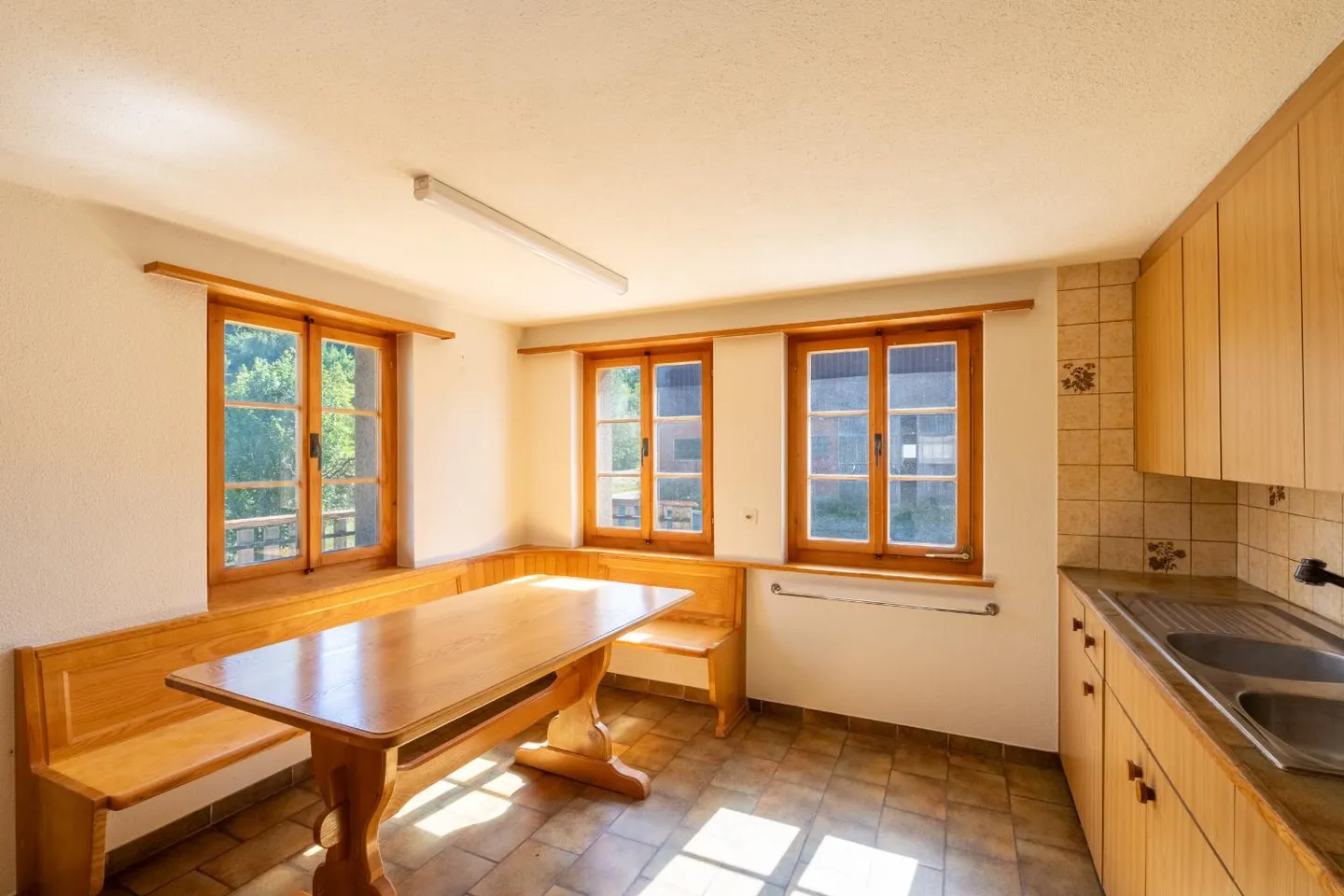 Two-family house with plenty of outdoor space by the idyllic stream in Sumiswald - Photo 4 of 9