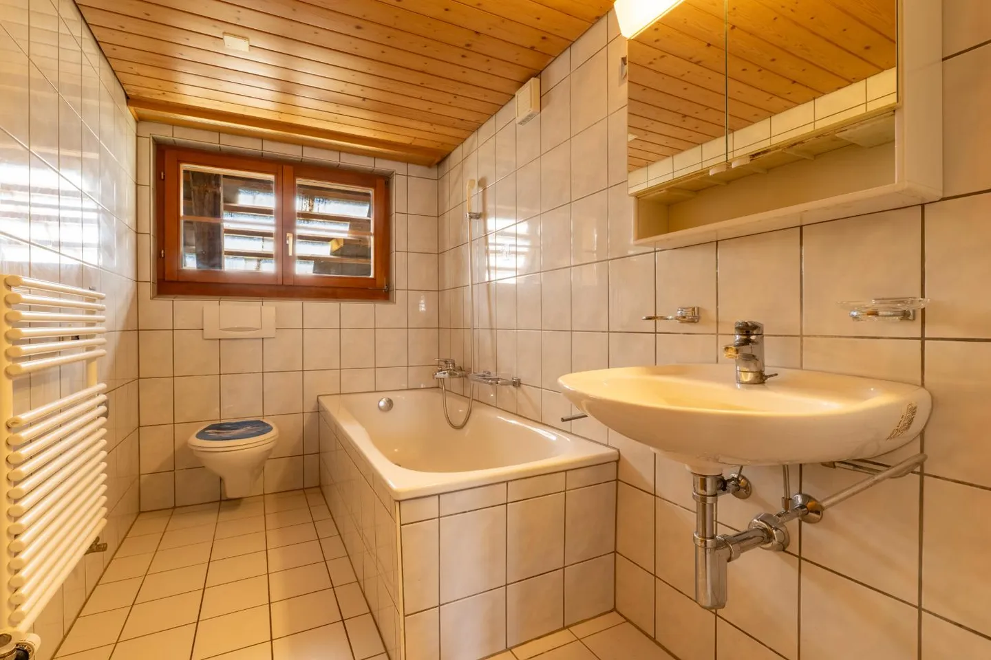 Two-family house with plenty of outdoor space by the idyllic stream in Sumiswald - Photo 8 of 9
