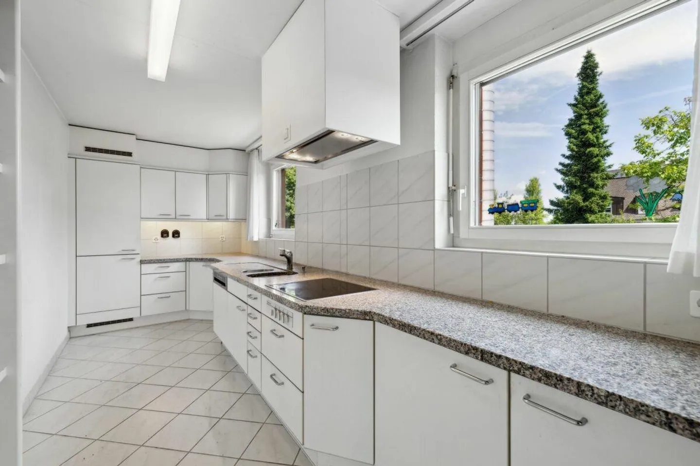 Schöne 3.5-Zimmer-Attikawohnung auf dem Bruderholz mit grosser Terrasse und AEP - Foto 3 von 13