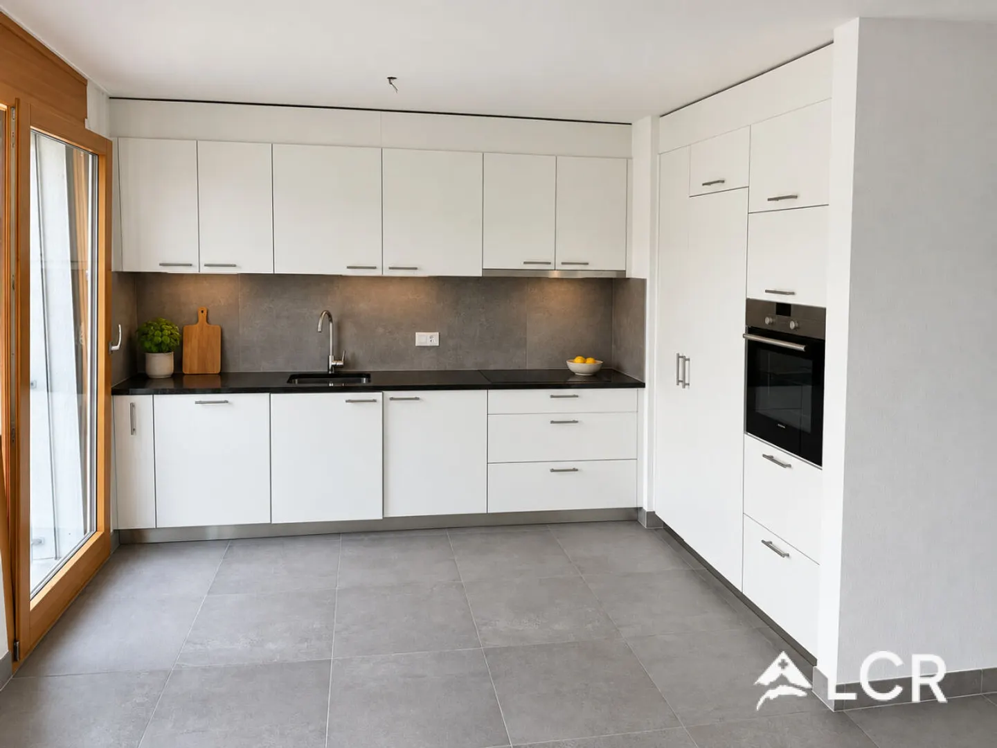 Modern Apartment with Balcony - Photo 3 of 13