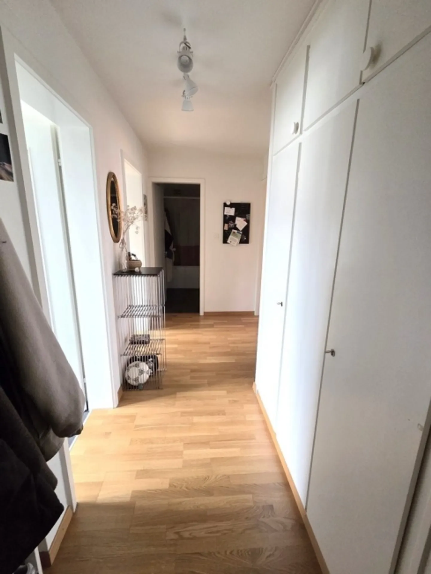 Appartamento affascinante con 3 stanze e balcone in una posizione centrale ad Albisrieden - Foto 2 di 12