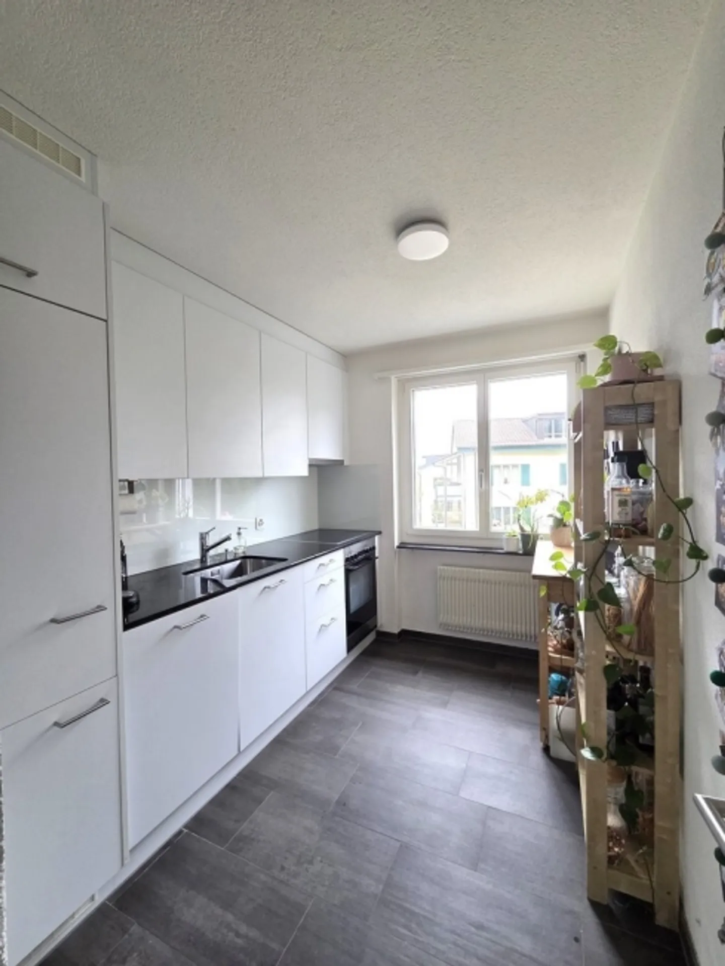 Appartamento affascinante con 3 stanze e balcone in una posizione centrale ad Albisrieden - Foto 4 di 12