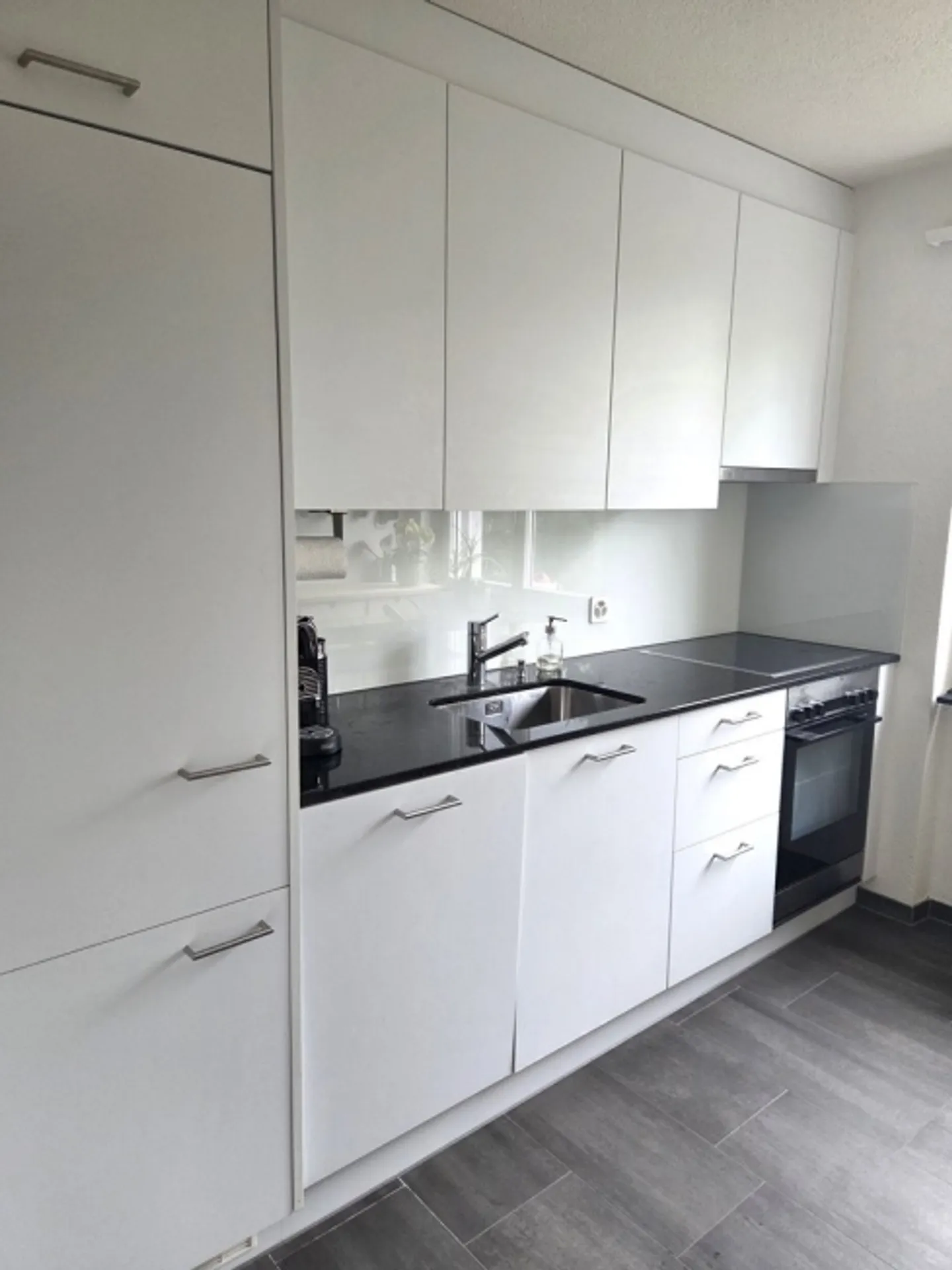 Appartamento affascinante con 3 stanze e balcone in una posizione centrale ad Albisrieden - Foto 6 di 12