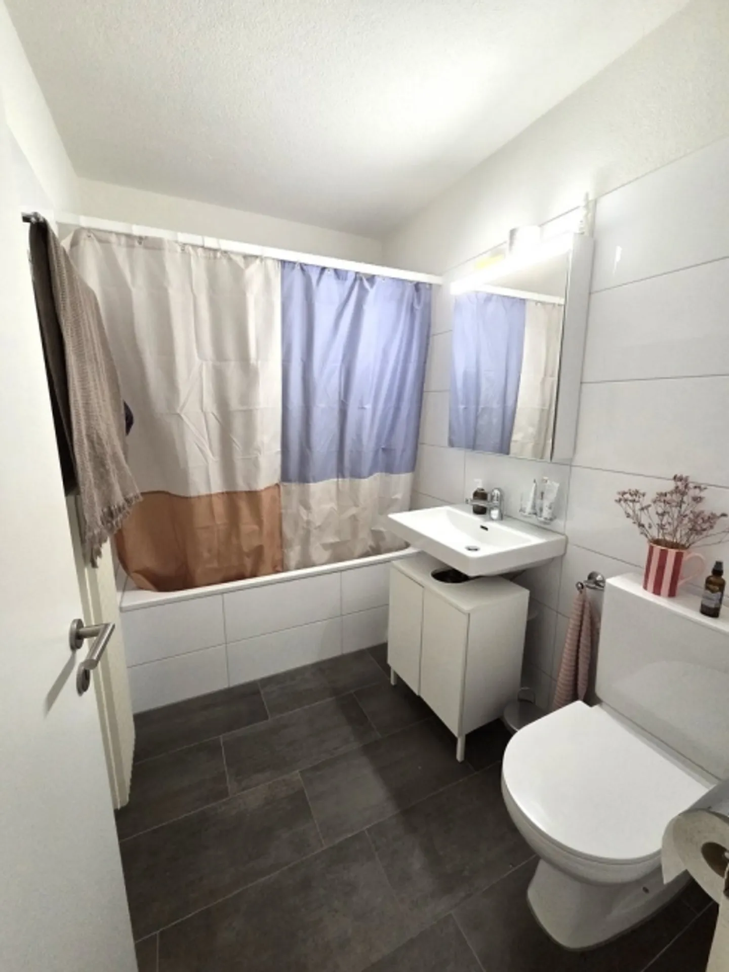 Appartamento affascinante con 3 stanze e balcone in una posizione centrale ad Albisrieden - Foto 12 di 12