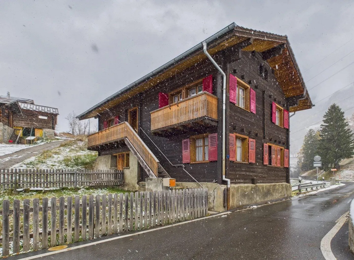 Two-family house in the Binntal Landscape Park - Photo 2 of 13