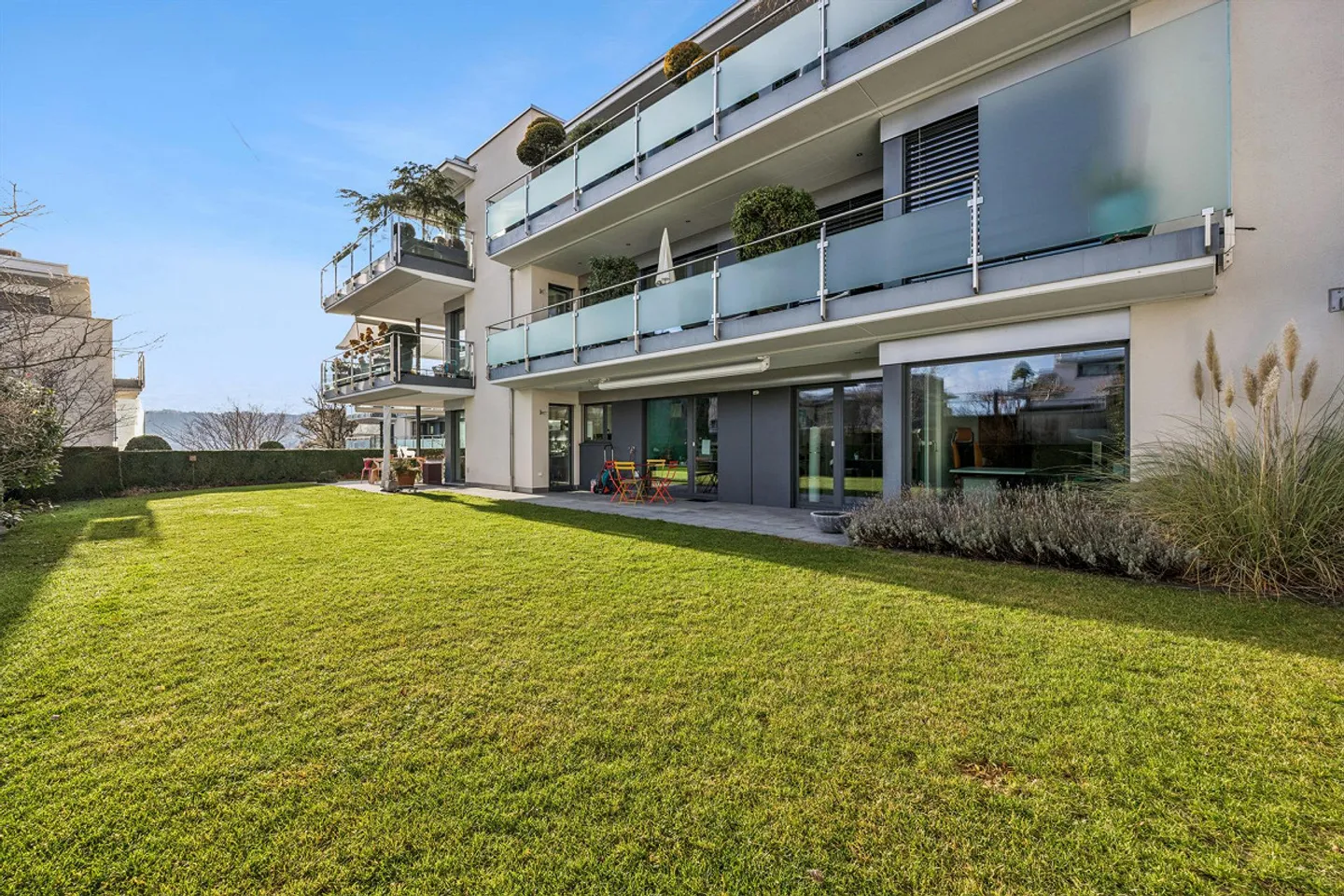 Appartement moderne avec vue sur le jardin et le lac - Photo 1 sur 4