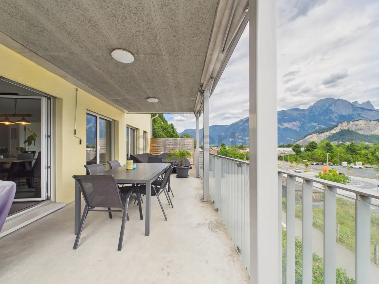 Balcon ensoleillé, deux salles de bains modernes et confort sans barrières avec ascenseur - Photo 7 sur 12