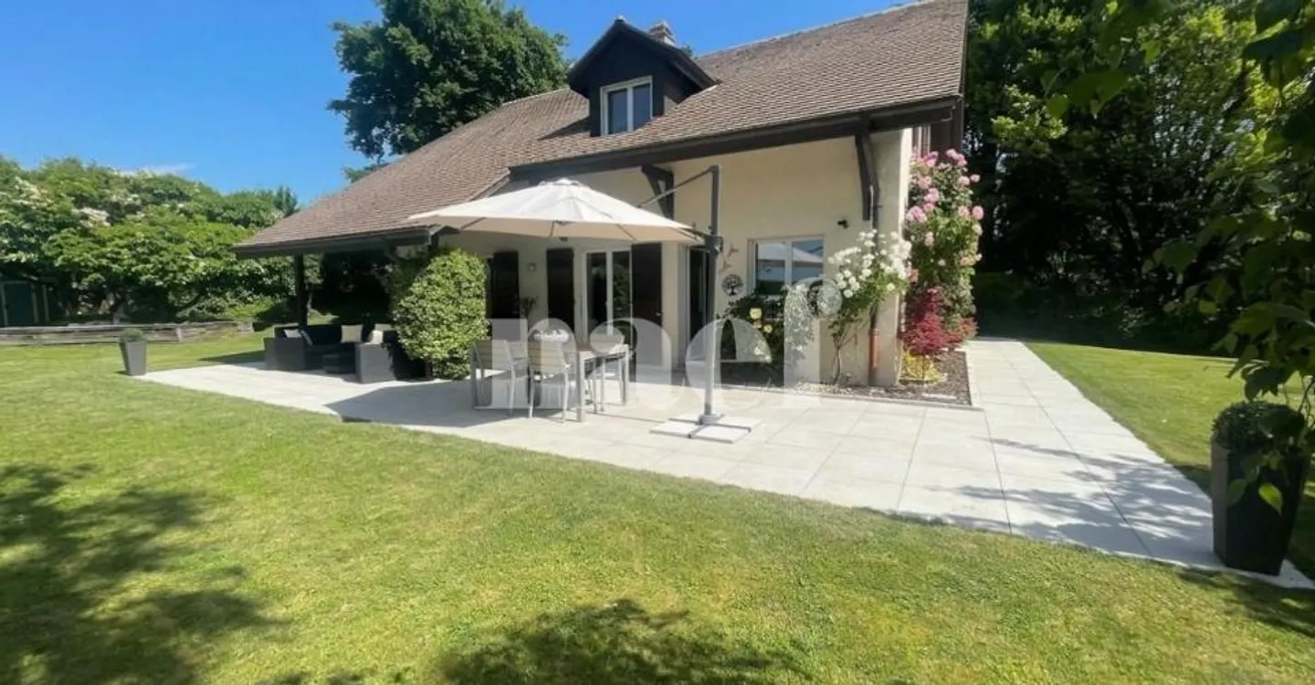 Bella villa indipendente completamente ristrutturata con grande giardino - Foto 1 di 13