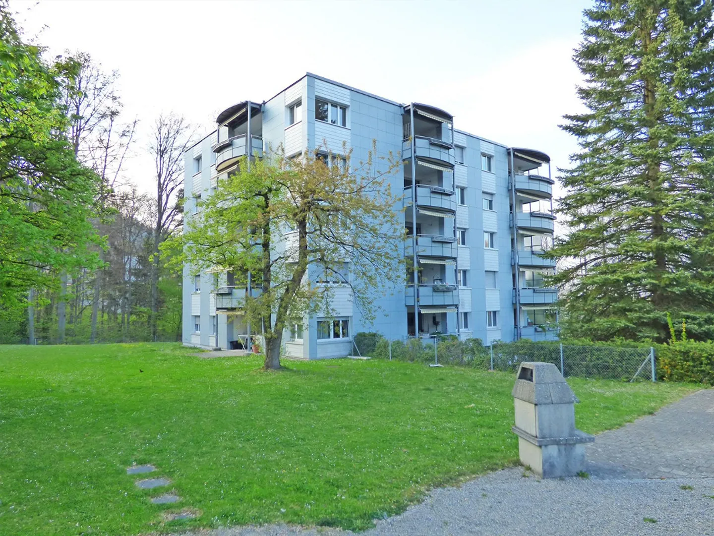 Votre nouveau chez-vous dans un emplacement idyllique avec un grand balcon - Photo 2 sur 7