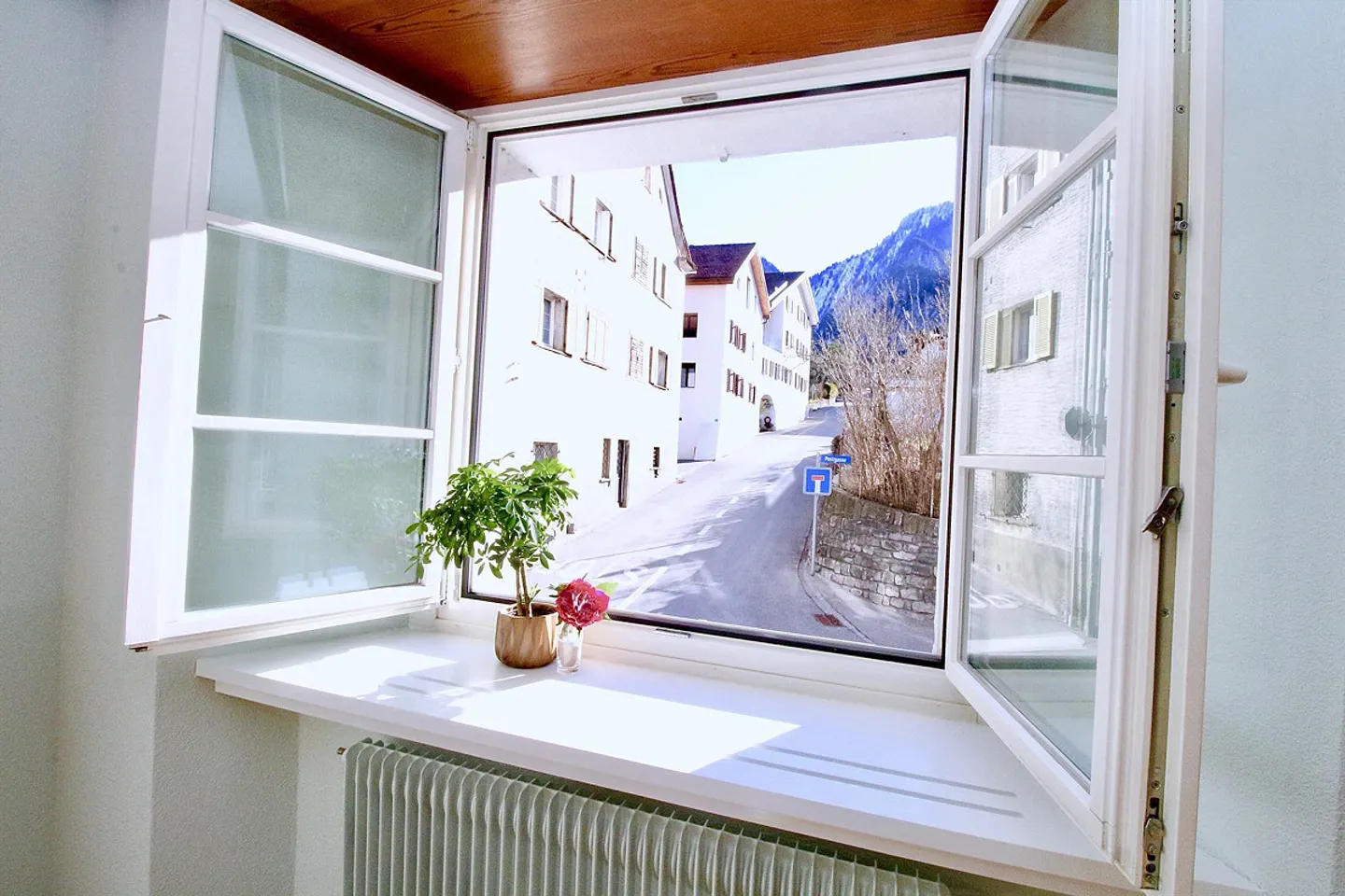 Bright, lively, beautiful 2.5 room apartment for rent - Photo 2 of 10