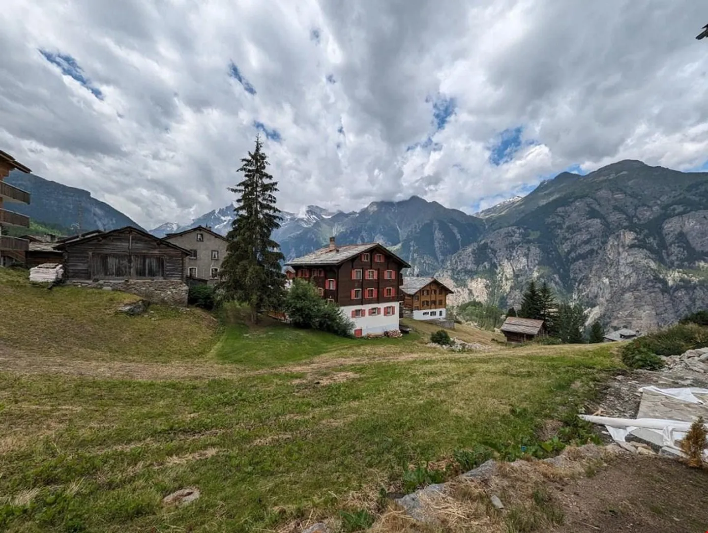 Terreno interessante per case plurifamiliari in posizione privilegiata a Grächen - Foto 9 di 11