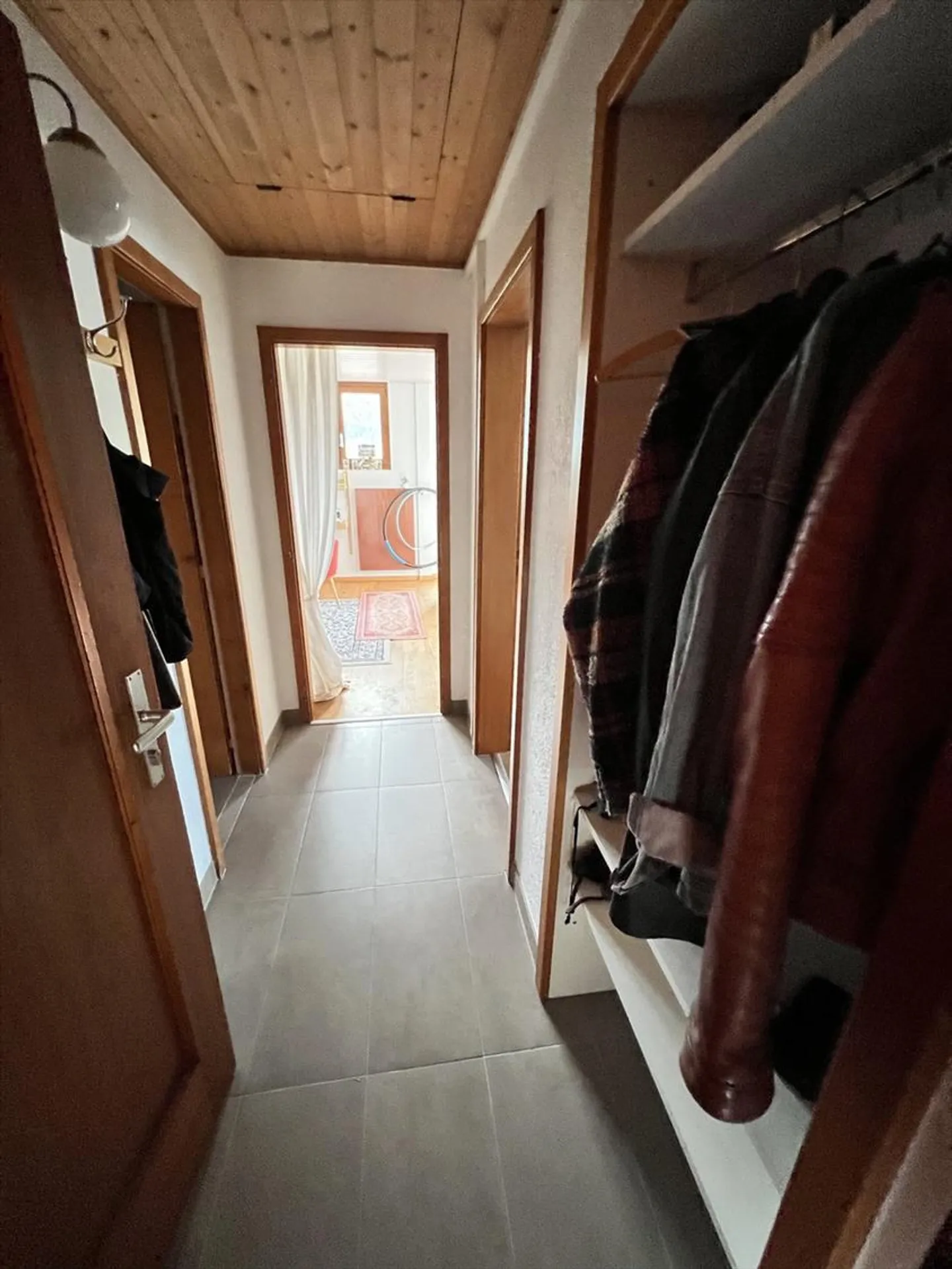 Schöne 3,5-Zimmer-Wohnung renoviert in der Nähe von Schulen, Krankenhaus und Zug - Foto 2 von 9