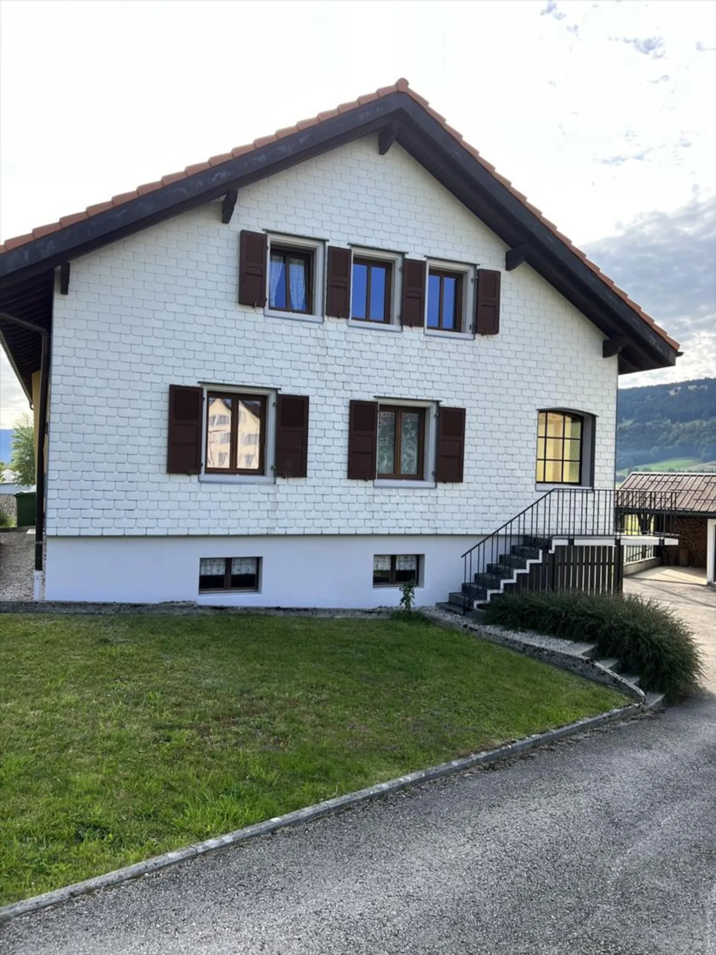 Schöne 3,5-Zimmer-Wohnung renoviert in der Nähe von Schulen, Krankenhaus und Zug - Foto 3 von 9