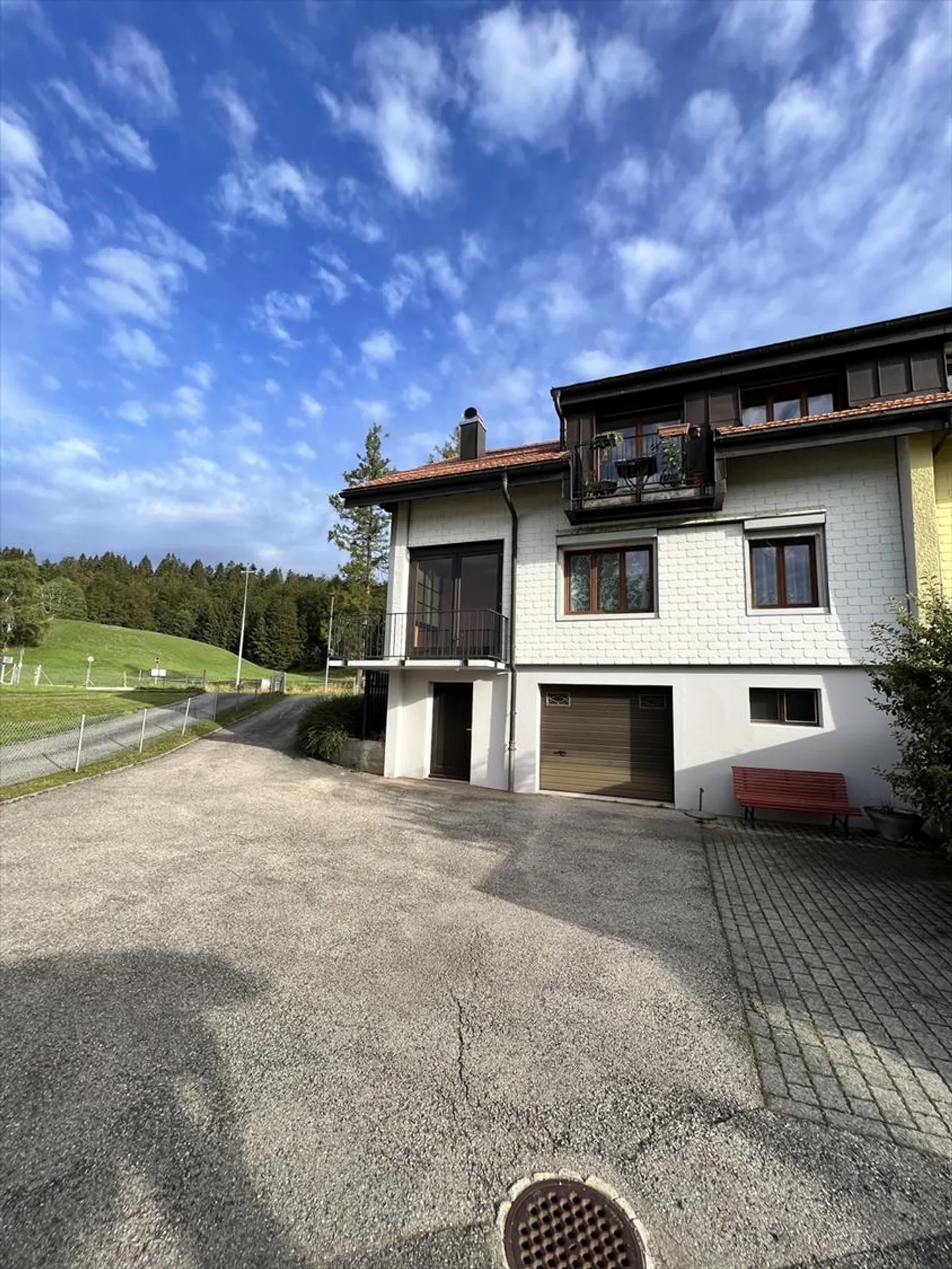 Schöne 3,5-Zimmer-Wohnung renoviert in der Nähe von Schulen, Krankenhaus und Zug - Foto 4 von 9