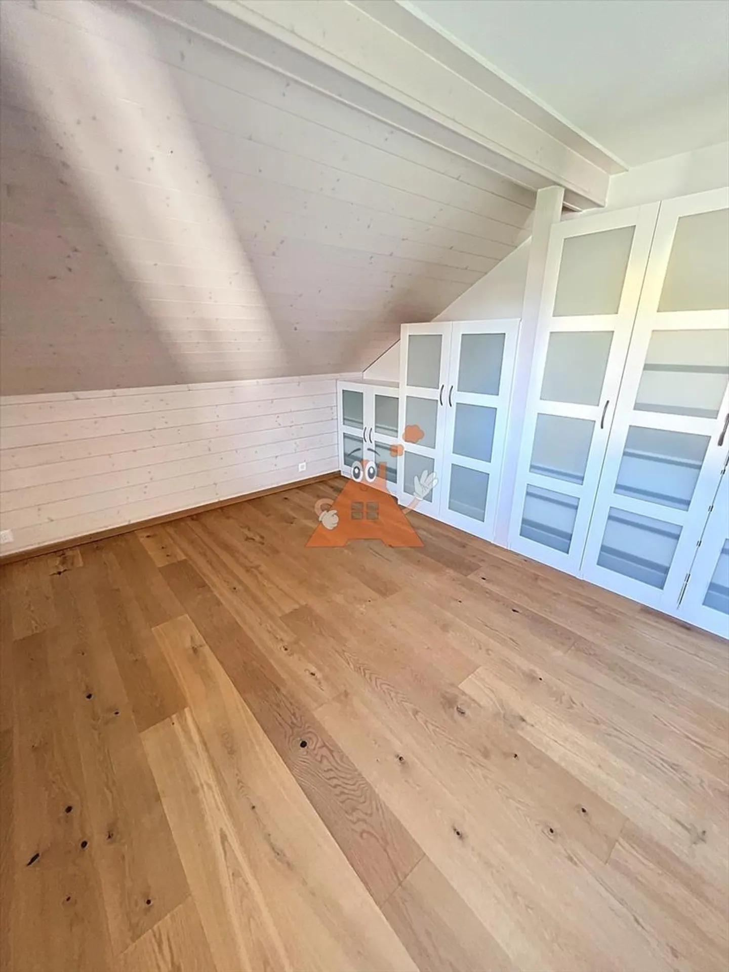 Schöne 3,5-Zimmer-Wohnung renoviert in der Nähe von Schulen, Krankenhaus und Zug - Foto 8 von 9