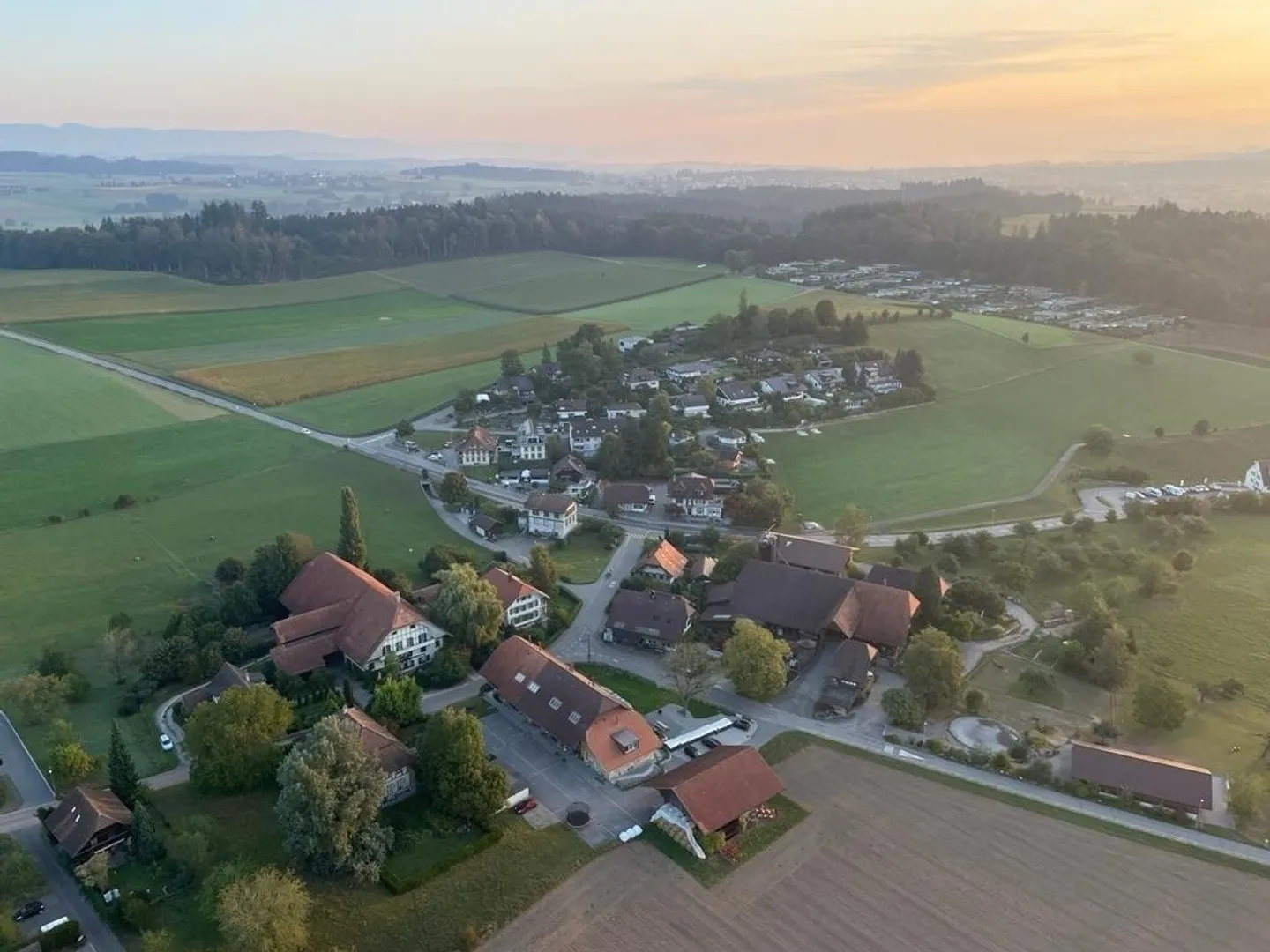 Maison individuelle en rangée de 5,5 pièces sur 3 étages à Herrenschwanden - Photo 1 sur 8