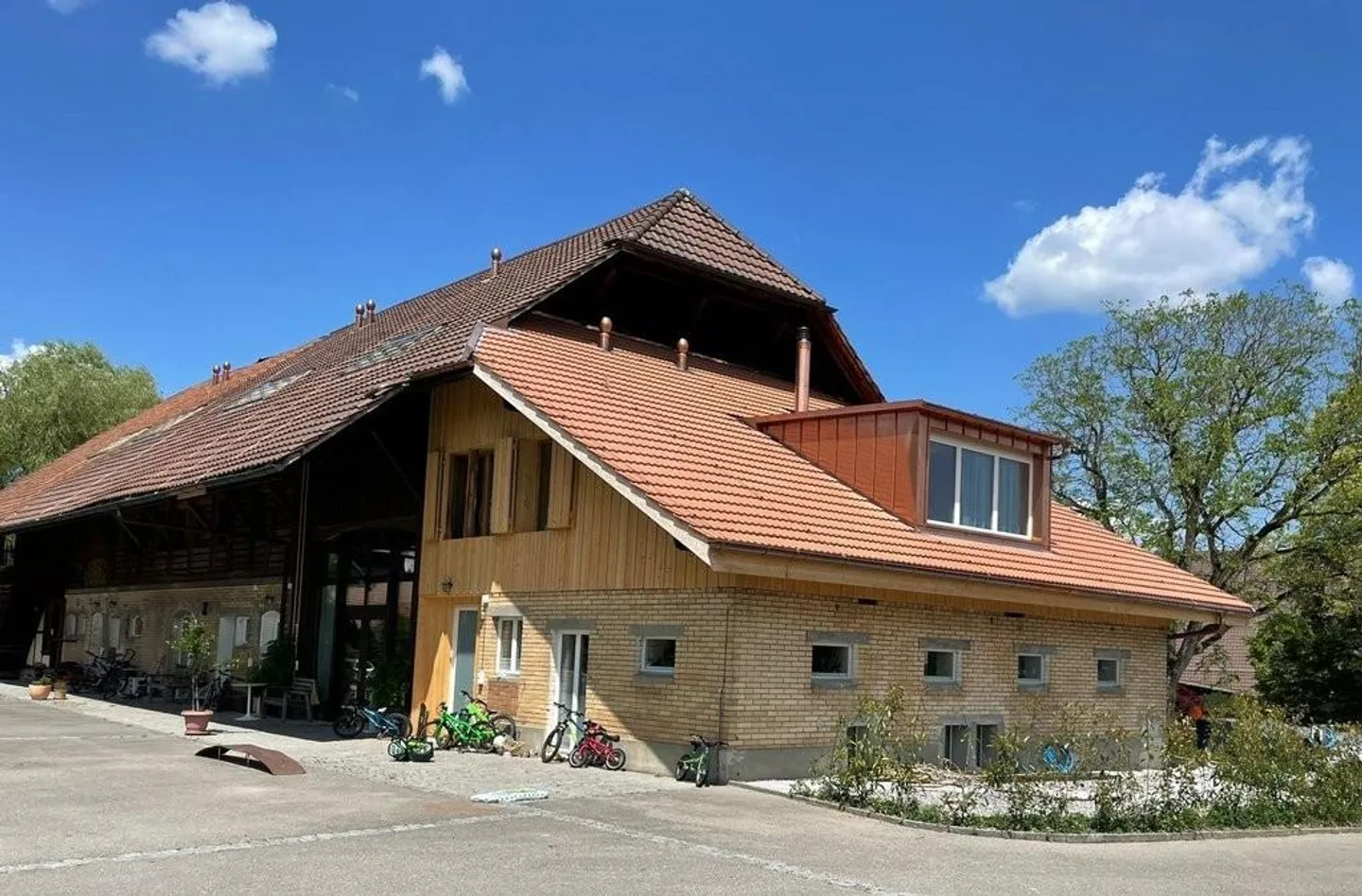 Maison individuelle en rangée de 5,5 pièces sur 3 étages à Herrenschwanden - Photo 2 sur 8