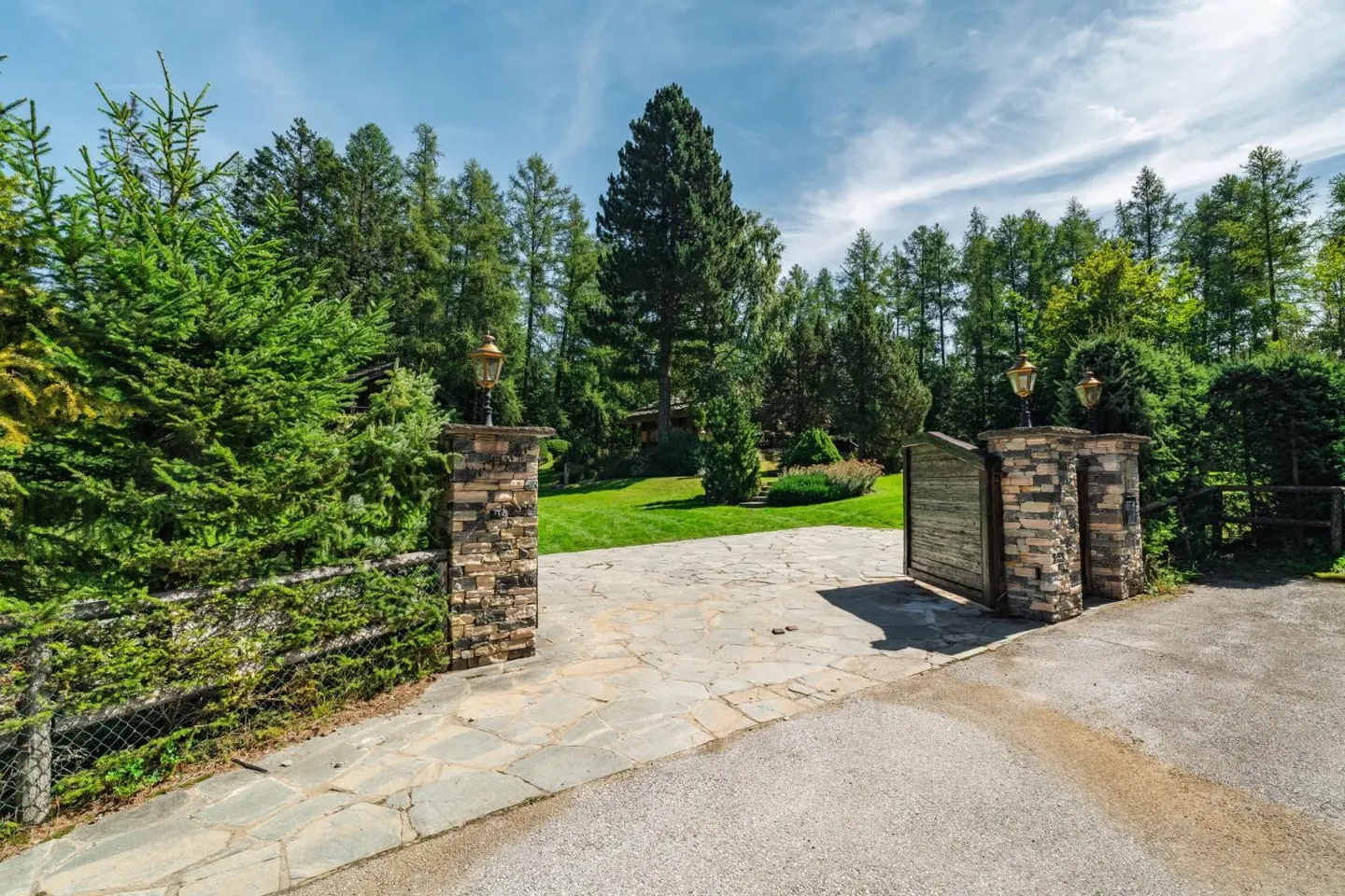 Außergewöhnliches Chalet nur wenige Schritte vom Golfplatz Crans-Montana entfernt - Foto 1 von 13
