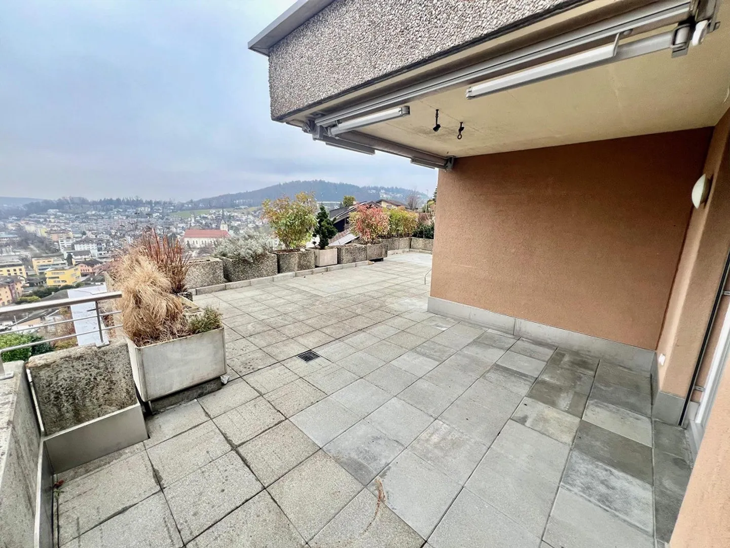 Freshly renovated 3.5-room penthouse apartment with huge sun terrace - Photo 3 of 8