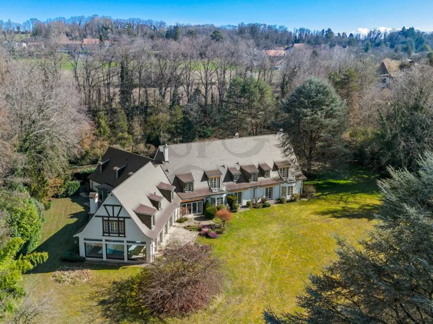 Master property in the heart of a green setting - Photo 1 of 12