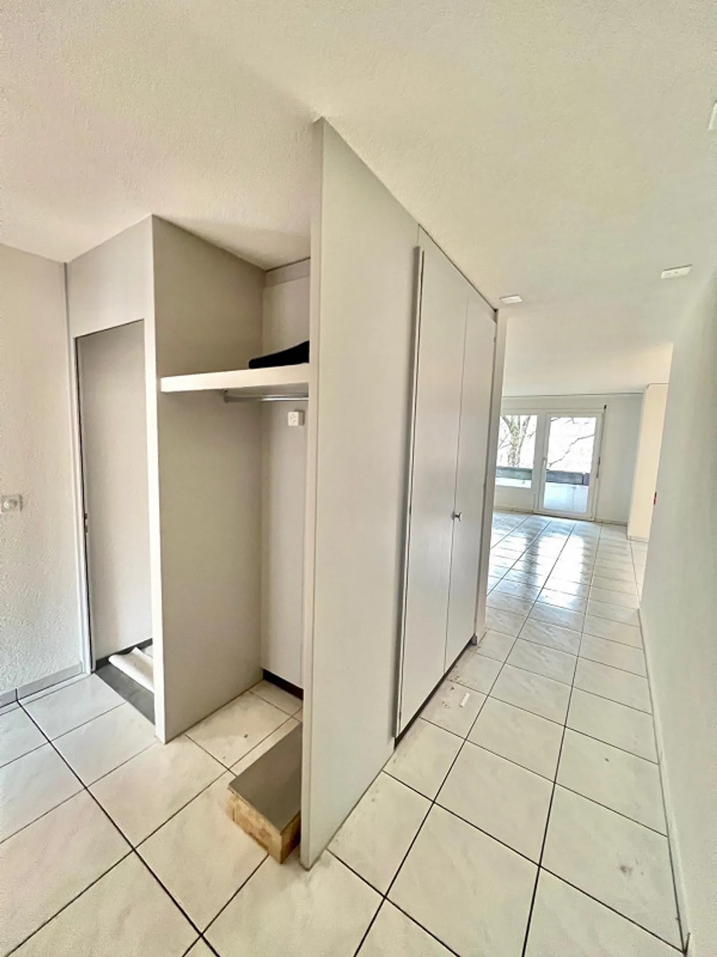 Freshly renovated 3.5-room penthouse apartment with huge sun terrace - Photo 7 of 8