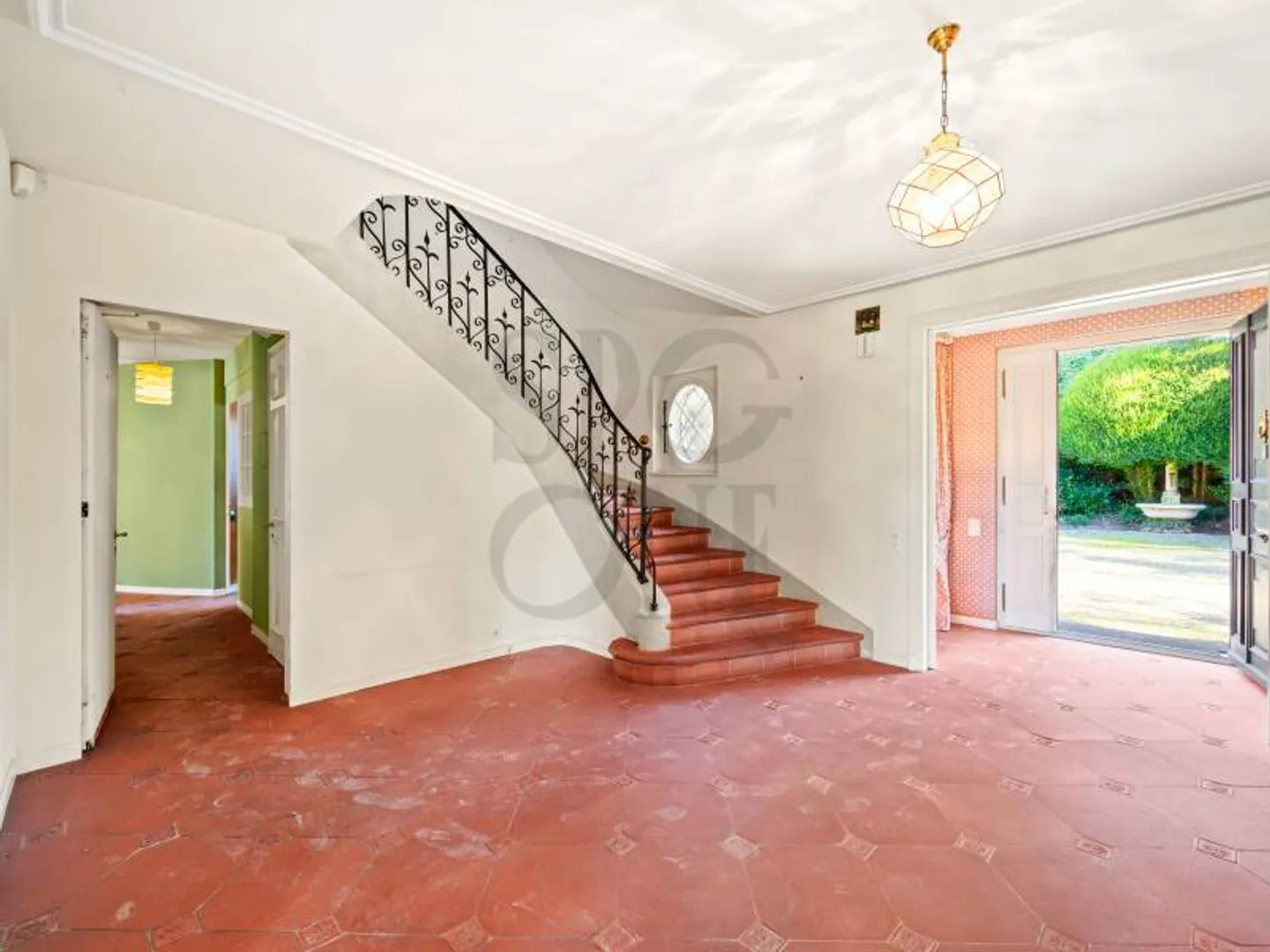 Master property in the heart of a green setting - Photo 2 of 12