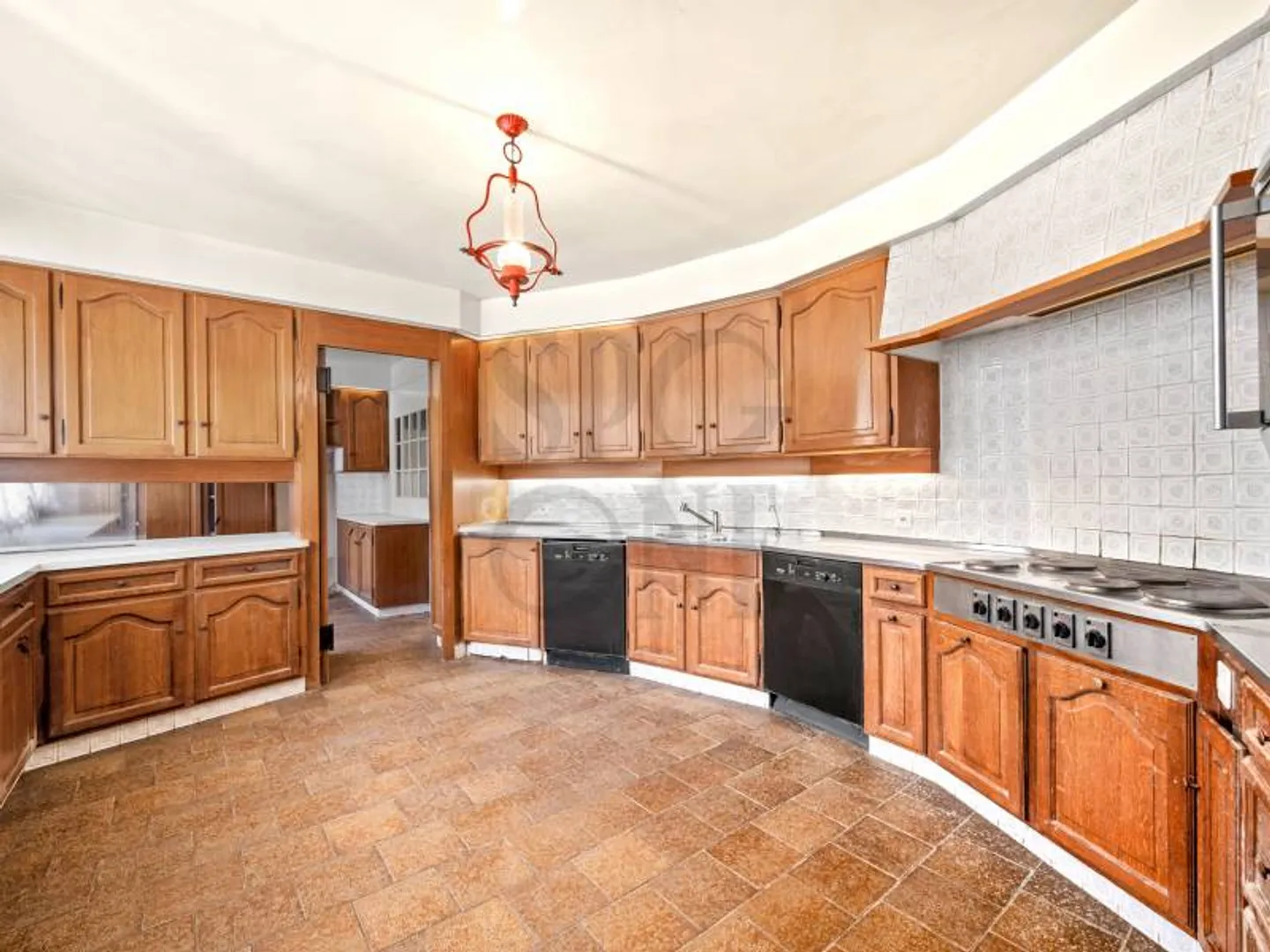 Master property in the heart of a green setting - Photo 5 of 12
