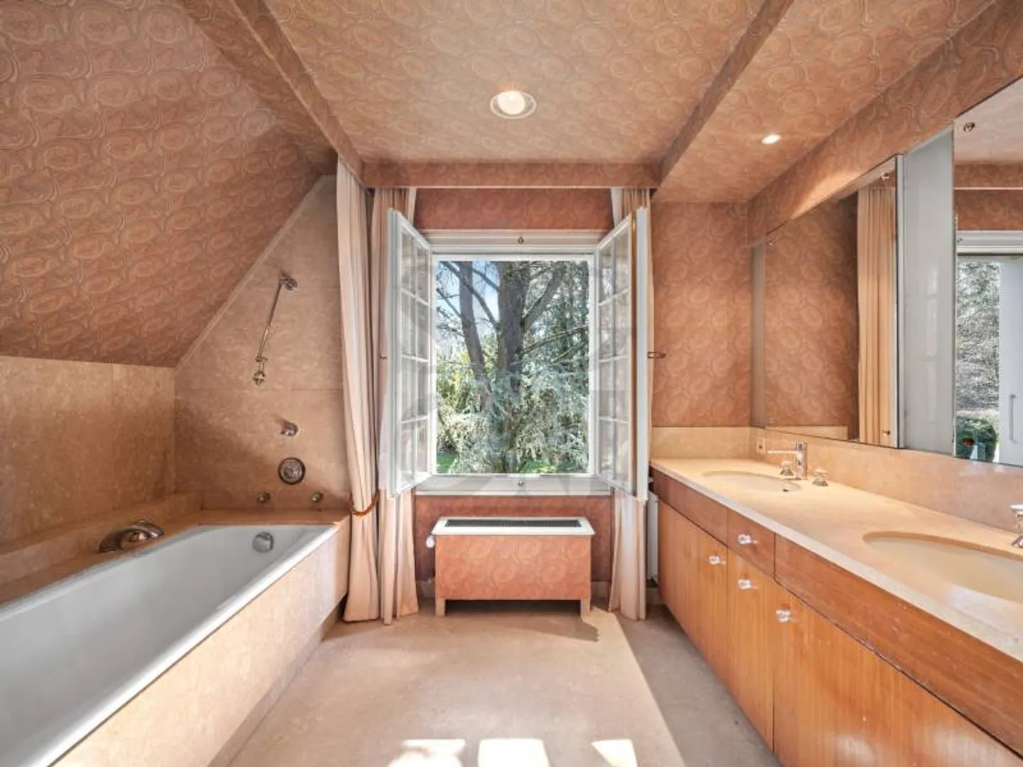 Master property in the heart of a green setting - Photo 7 of 12