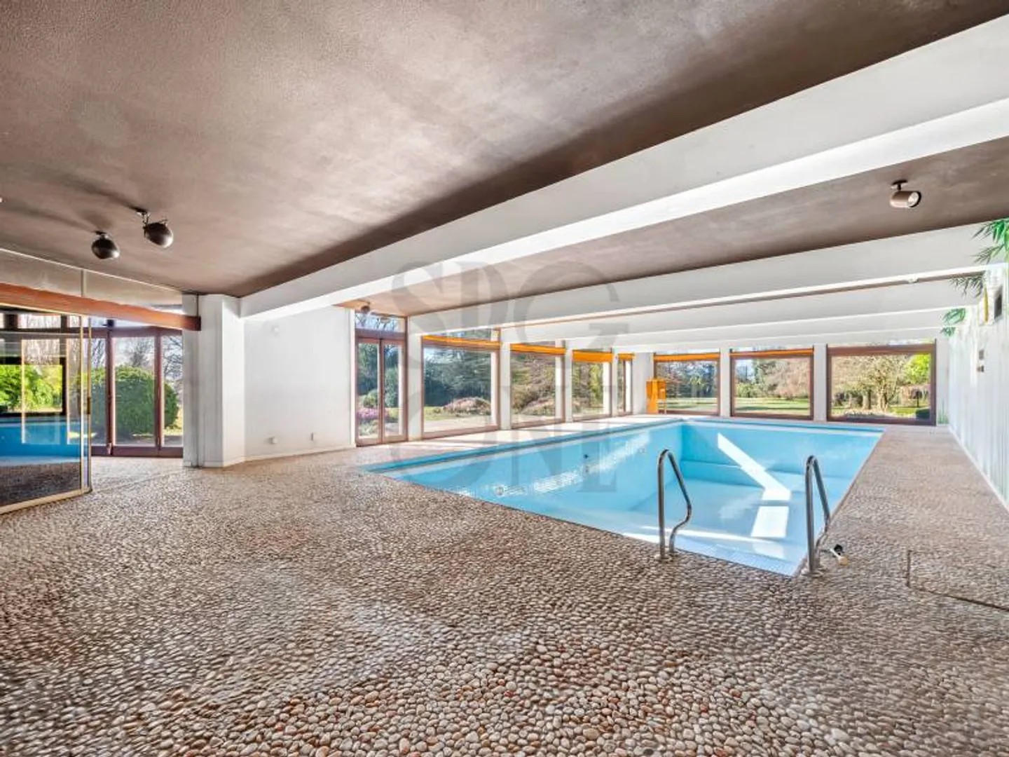 Master property in the heart of a green setting - Photo 12 of 12