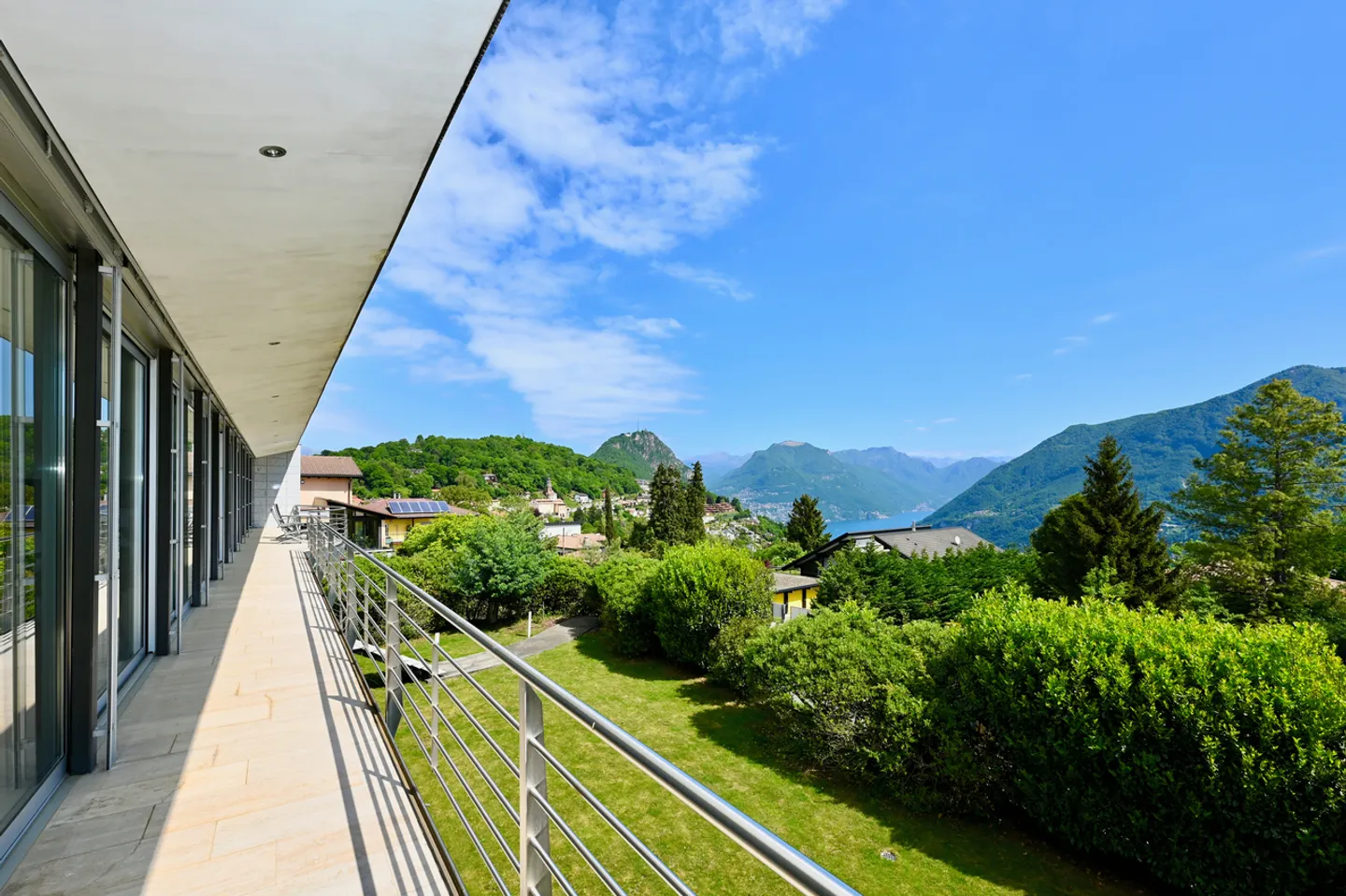 Elegante Moderne Villa Umgeben von Grün mit Panoramablick auf den Luganersee - Foto 10 von 29