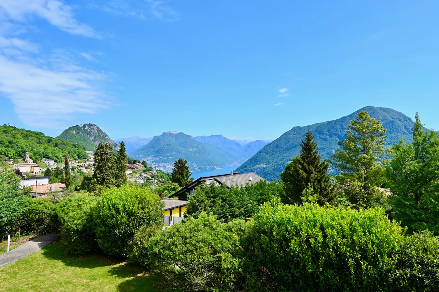 Elegante Moderne Villa Umgeben von Grün mit Panoramablick auf den Luganersee - Foto 11 von 29