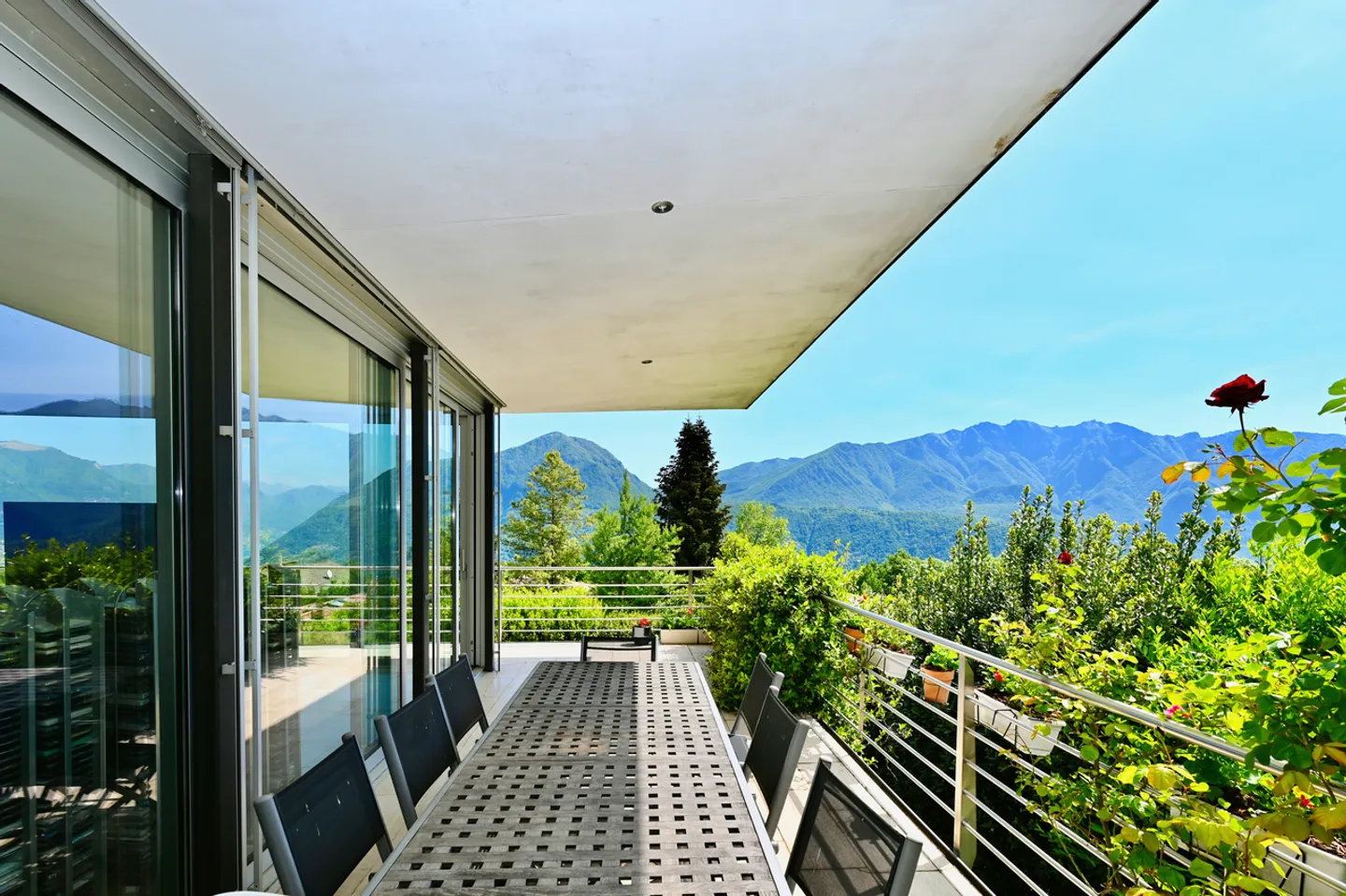Elegante Moderne Villa Umgeben von Grün mit Panoramablick auf den Luganersee - Foto 12 von 29