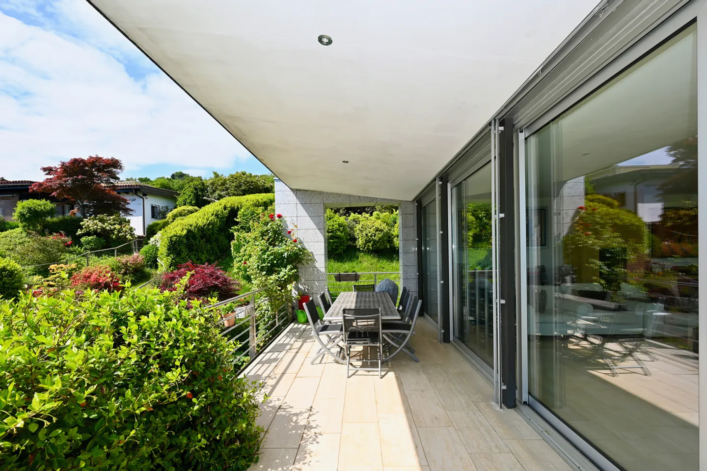 Elegante Moderne Villa Umgeben von Grün mit Panoramablick auf den Luganersee - Foto 13 von 29