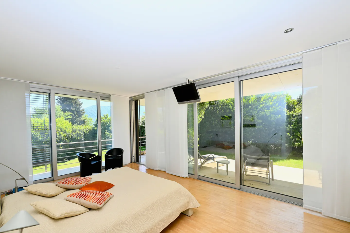 Elegante Moderne Villa Umgeben von Grün mit Panoramablick auf den Luganersee - Foto 14 von 29