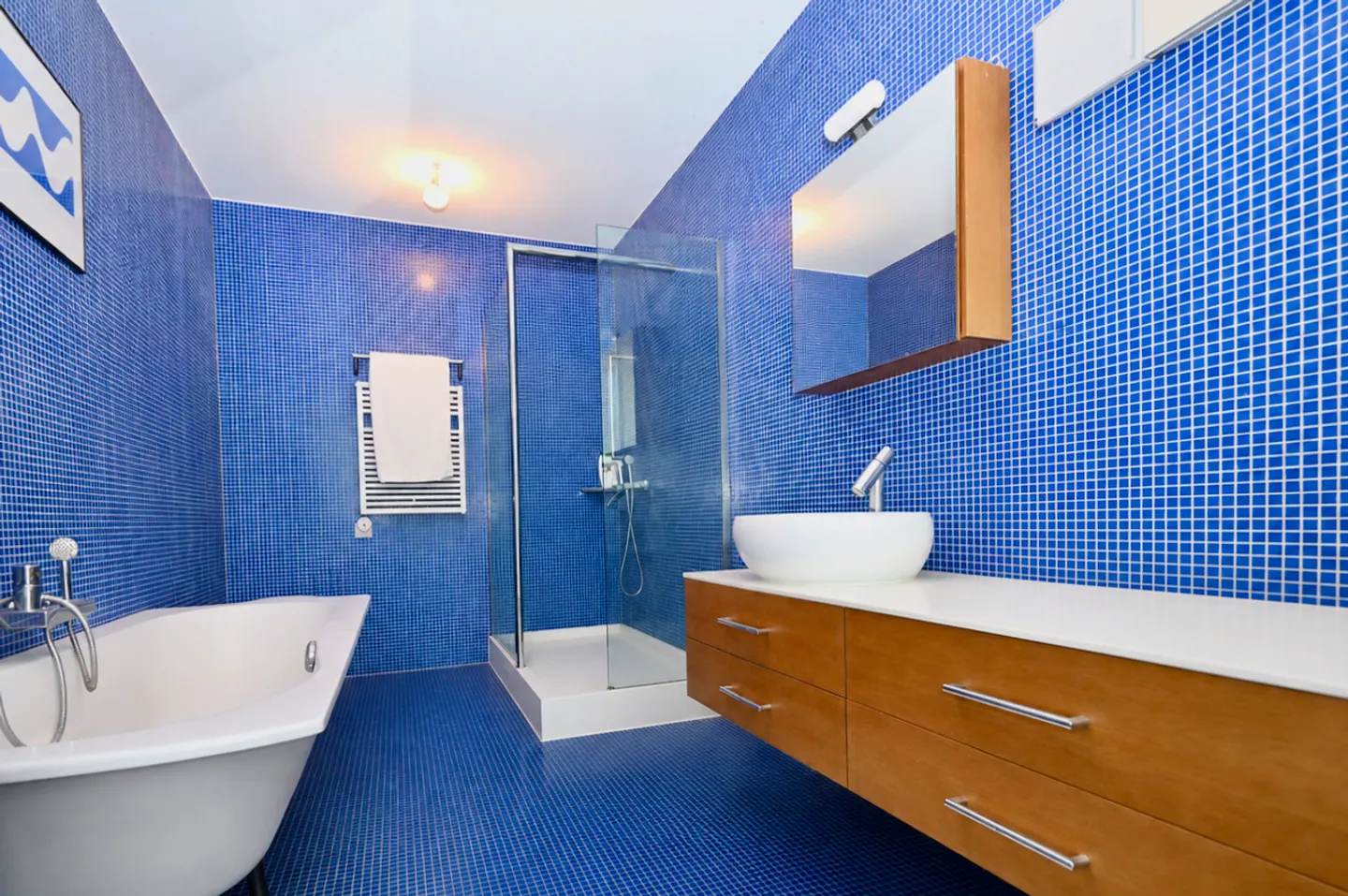 Elegante Moderne Villa Umgeben von Grün mit Panoramablick auf den Luganersee - Foto 17 von 29
