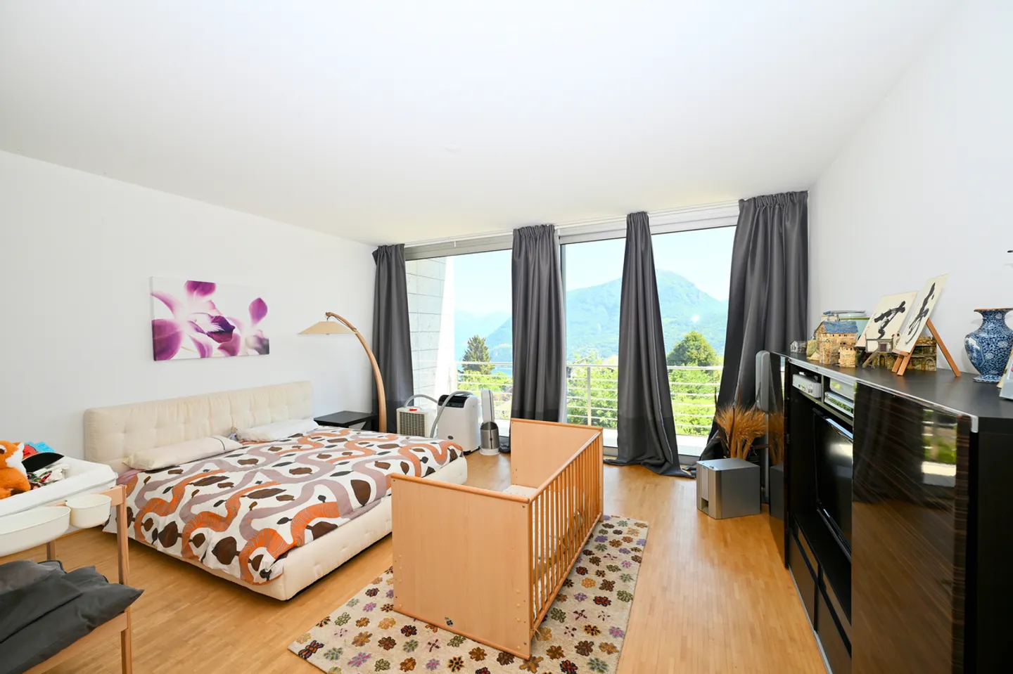 Elegante Moderne Villa Umgeben von Grün mit Panoramablick auf den Luganersee - Foto 18 von 29