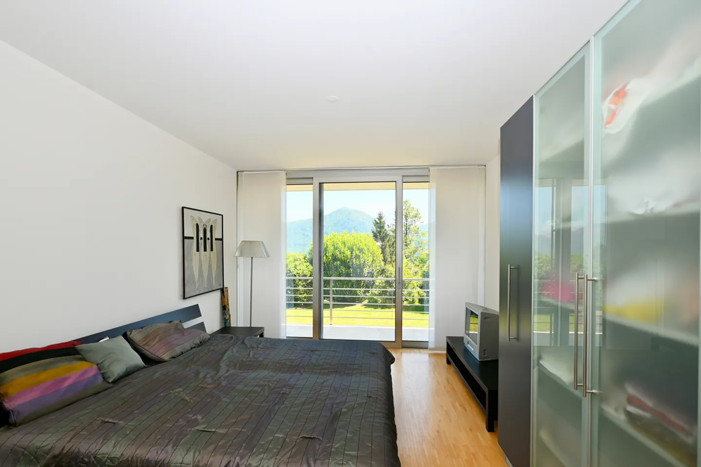 Elegante Moderne Villa Umgeben von Grün mit Panoramablick auf den Luganersee - Foto 19 von 29